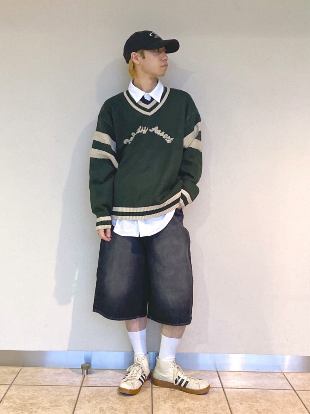 「ネクタイ、お出かけコーデ、スニーカー、レイヤードスタイル、デニム、秋服コーデ、メンズファッション、キャップ、プレッピー、プレッピースタイル、スクールテイスト、チルデンニット、ニット、デニムショーツ、韓国ファッション」｜「WEGOのWEGO/【24年春夏新作】SUPERBAGGYDENIMSHORTS（デニムパンツ、ブラック系）」を使った、WEGOさん（メンズ・170cm）の秋コーディネートの1枚目の写真
