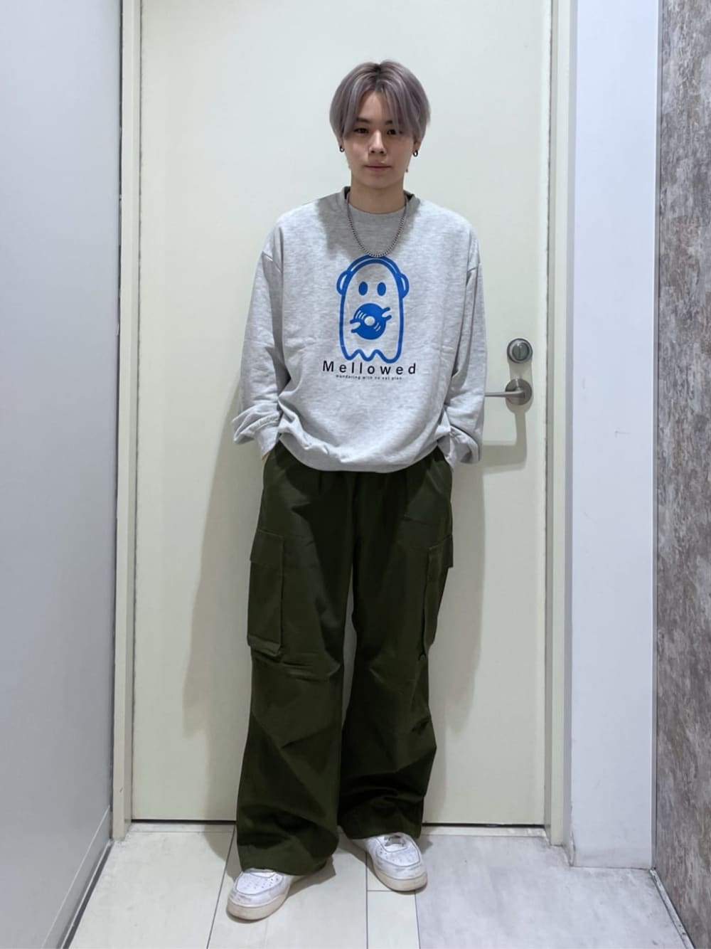 グリーン系のカーゴパンツ、その他のスウェット、その他のネックレスを着用したメンズの秋コーディネートの1枚目の写真