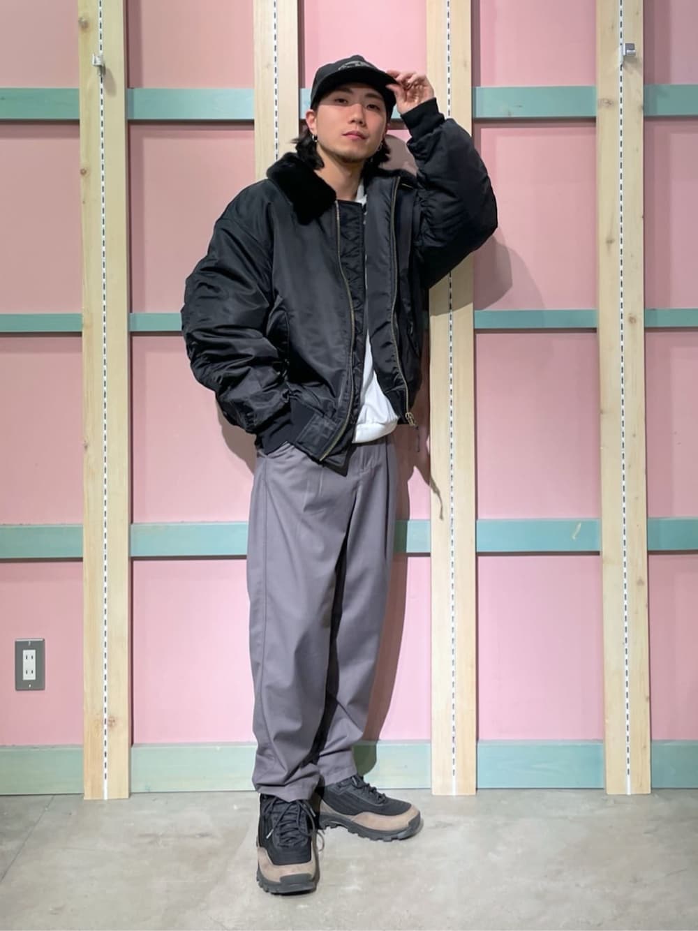 「冬アウター、最近のいい感じコーデ、冬コーデ、きれいめカジュアル、スニーカー、韓国ファッション、スラックス、キャップ、休日スタイル、カジュアルコーデ、メンズファッション、メンズコーデ、メンズアイテム、メンズ、MA-1」｜「LUCYのLUCY/【24年秋冬新作】マイクロシャギーワンポイントハーフZIPプルオーバー（スウェット、グレー系）」を使った、WEGOさん（メンズ・168cm）の冬コーディネートの1枚目の写真