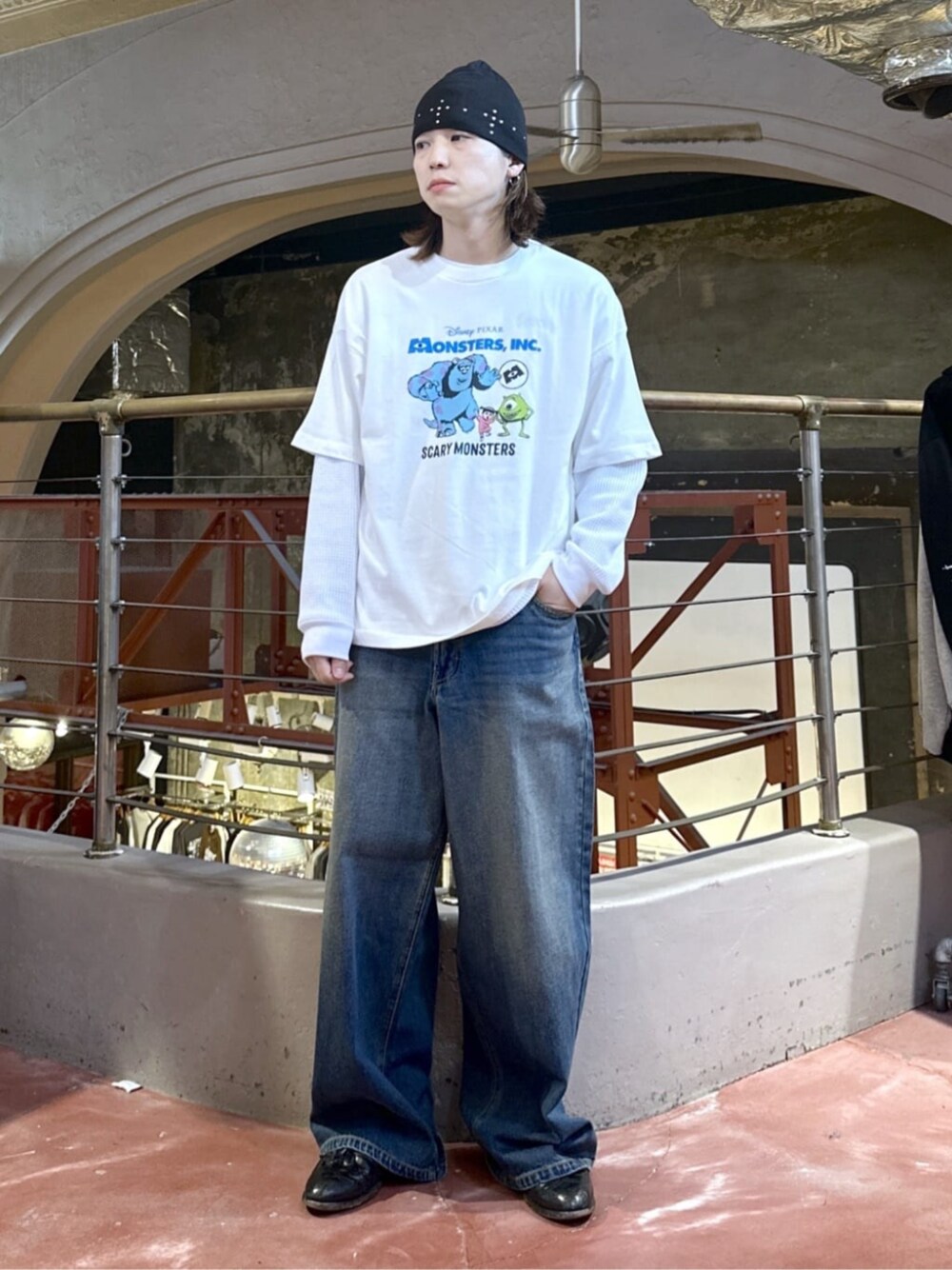 ブルー系のデニムパンツ、ホワイト系のTシャツ/カットソー、その他のTシャツ/カットソーを着用したメンズの春コーディネートの1枚目の写真