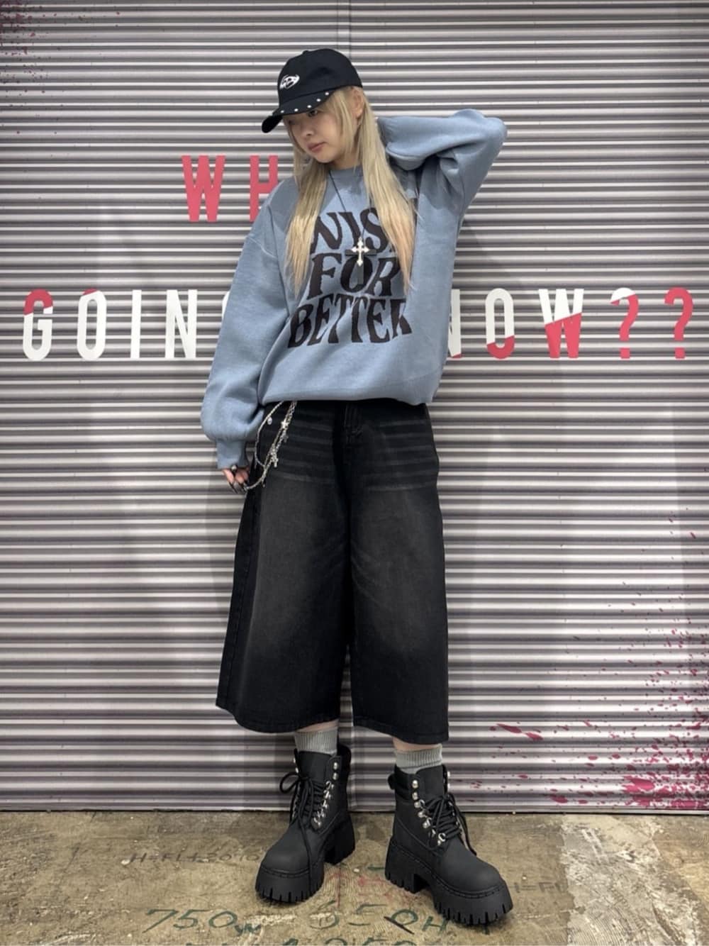 ブラック系のブーツ、その他のニット/セーター、ブラック系のデニムパンツを着用したレディースの春コーディネートの1枚目の写真