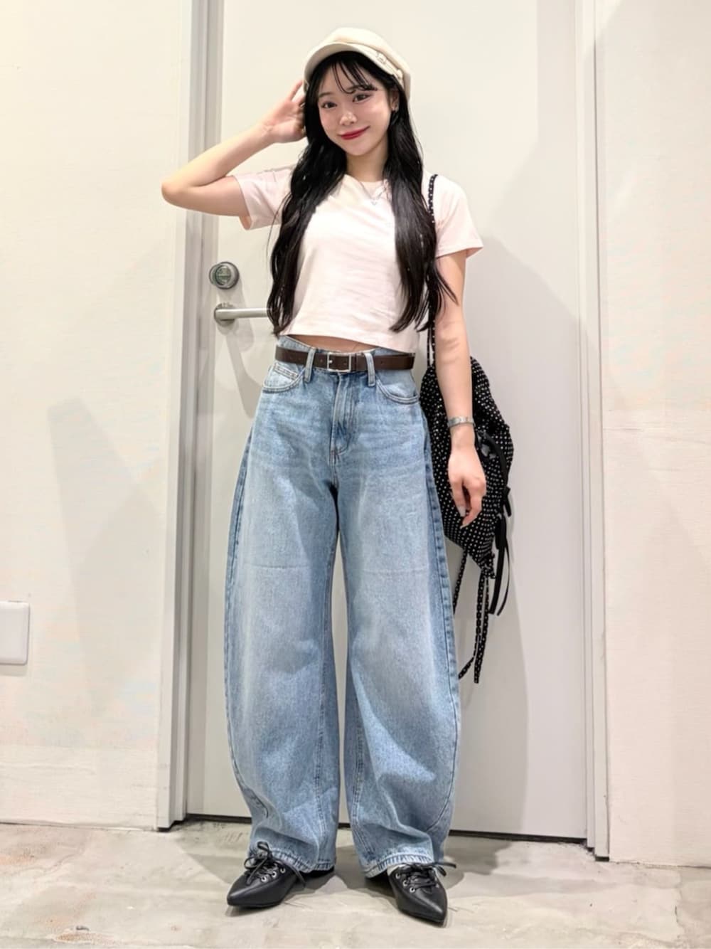 その他のバックパック/リュック、ピンク系のTシャツ/カットソー、ブルー系のデニムパンツを着用したレディースの夏コーディネートの1枚目の写真