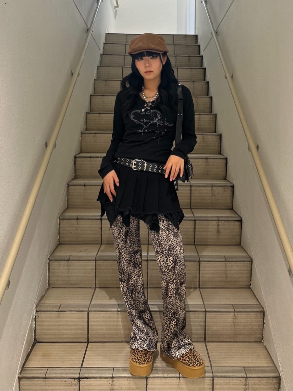その他のスリッポン、ブラック系のスカート、ベージュ系のその他パンツを着用したレディースの秋コーディネートの1枚目の写真