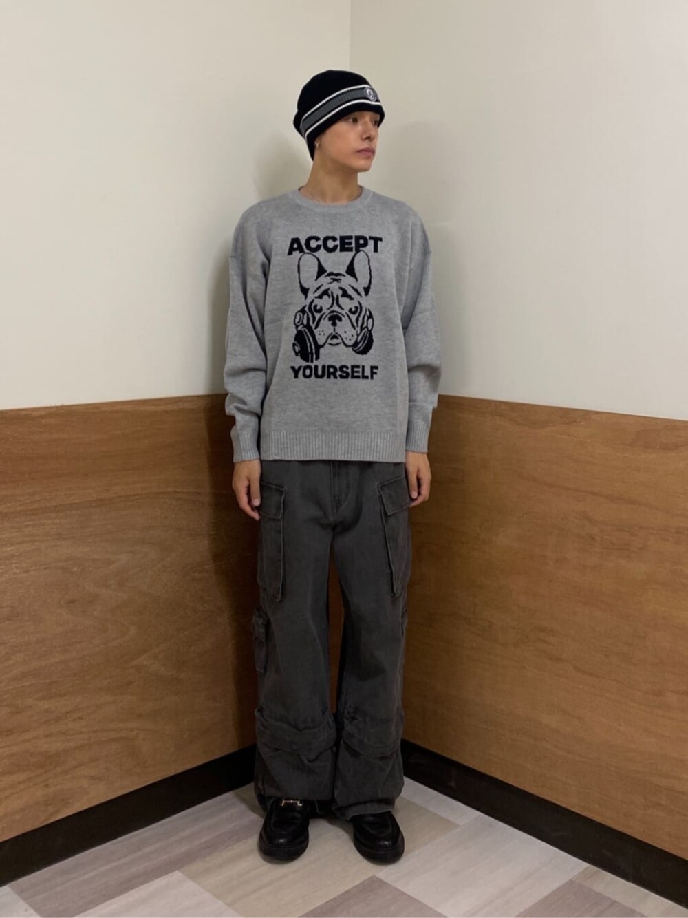 ブラック系のカーゴパンツ、ブラック系のカーゴパンツ、その他のニット/セーターを着用したメンズの秋コーディネートの1枚目の写真