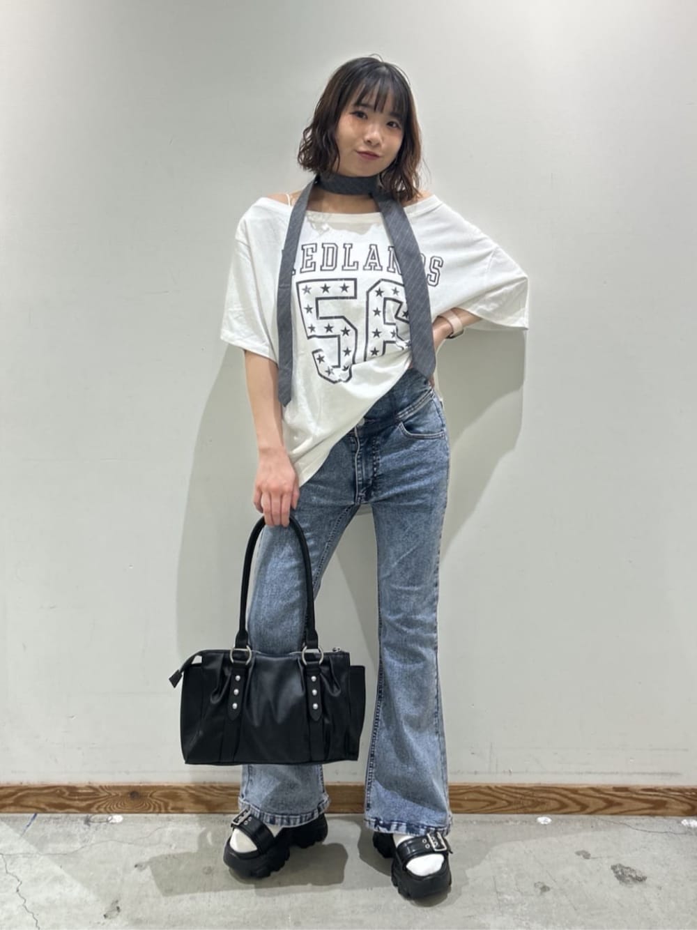 その他のTシャツ/カットソー、ブラック系のハンドバッグ、ブラック系のサンダルを着用したレディースの夏コーディネートの1枚目の写真