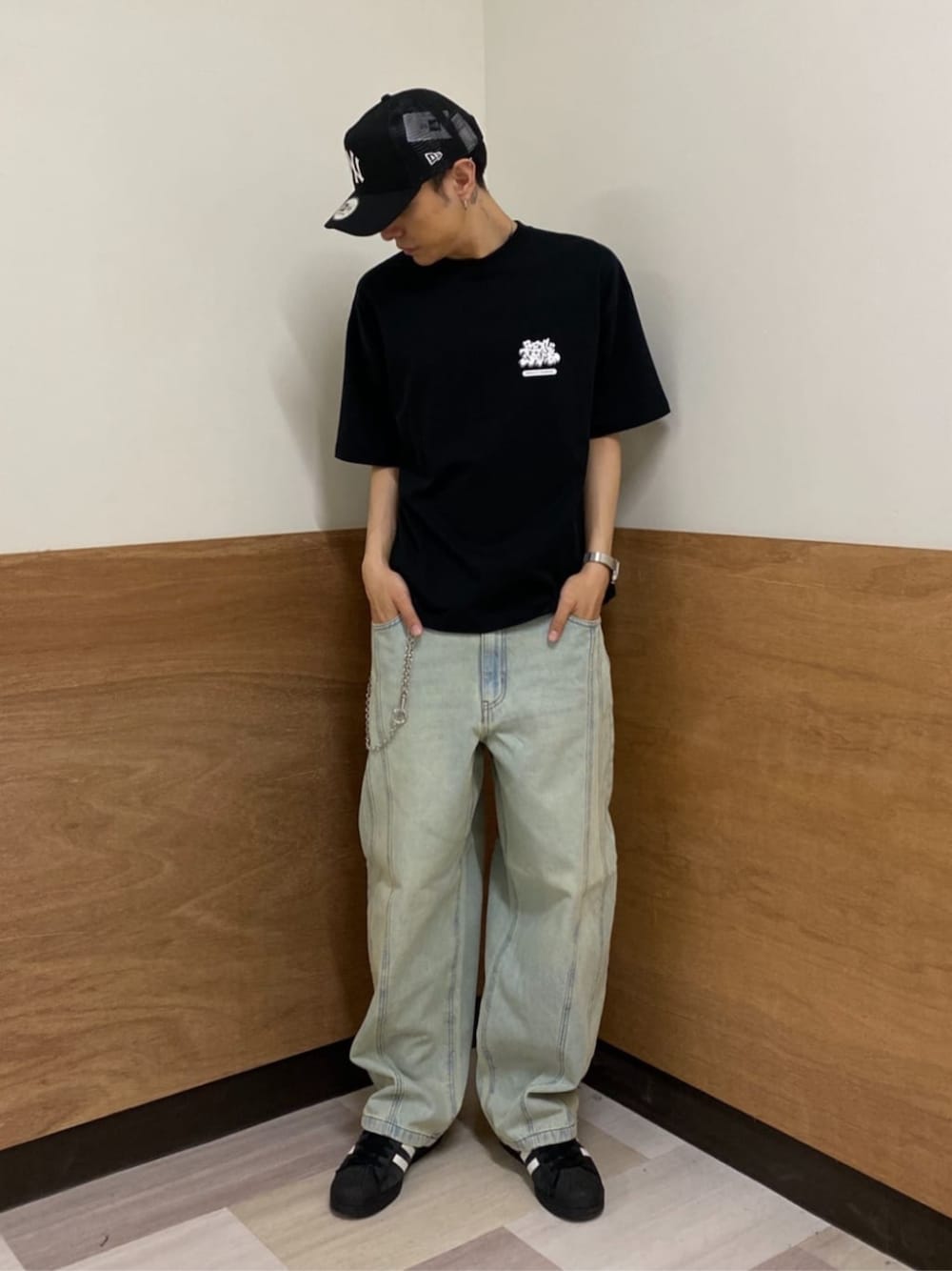 ブルー系のデニムパンツ、ブラック系のTシャツ/カットソーを着用したメンズの春コーディネートの1枚目の写真