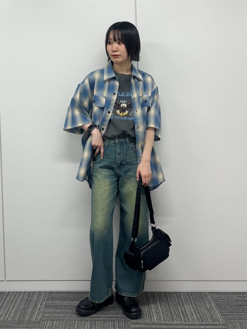 ブラック系のショルダーバッグ、ブルー系のデニムパンツ、その他のシャツ/ブラウスを着用したレディースの春コーディネートの1枚目の写真