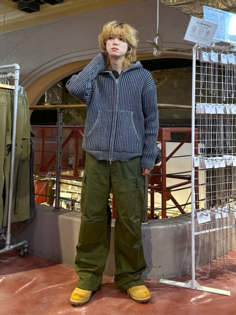グリーン系のカーゴパンツ、ブルー系のカーディガン/ボレロを着用したメンズの秋コーディネートの1枚目の写真