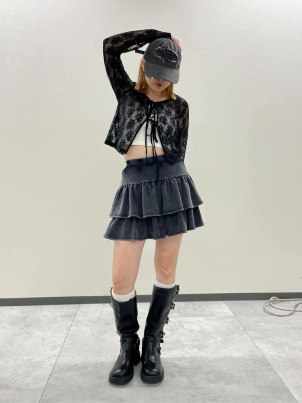 「モノトーン、キャップ、韓国ファッション、休日スタイル、ミニスカート、お出かけコーデ、低身長コーデ、モノトーンコーデ、レース、エンジニアブーツ、ブーツ、ブーツスタイル、ミニスカートコーデ、ミニスカ、ミニスカート×ブーツ」｜「Figmentsのエンジニアブーツ（ブーツ、ブラック系）」を使った、WEGOさん（レディース・155cm）の春コーディネートの1枚目の写真