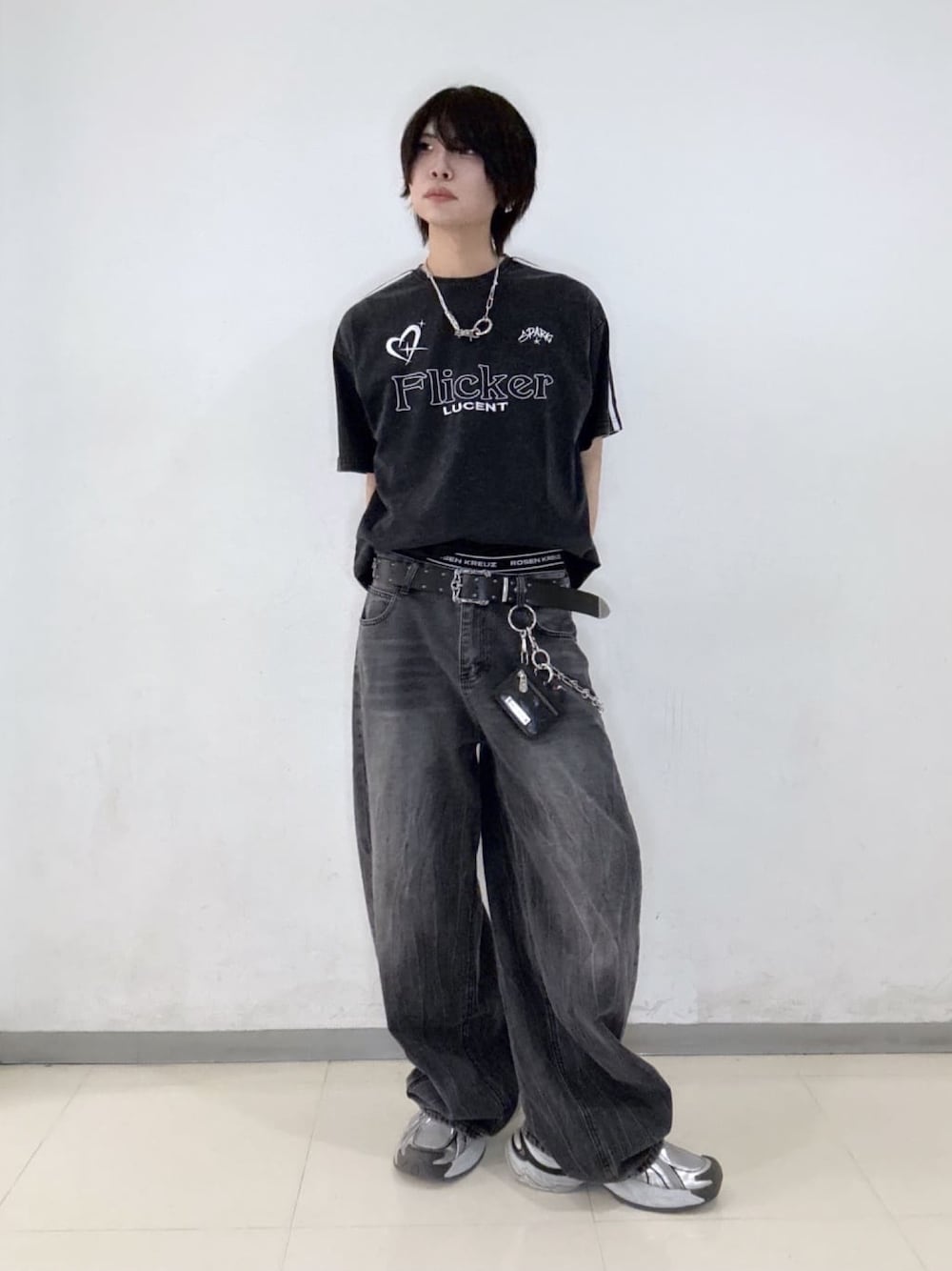 ブラック系のTシャツ/カットソー、ブラック系のデニムパンツ、ブラック系のベルトを着用したメンズの春コーディネートの1枚目の写真
