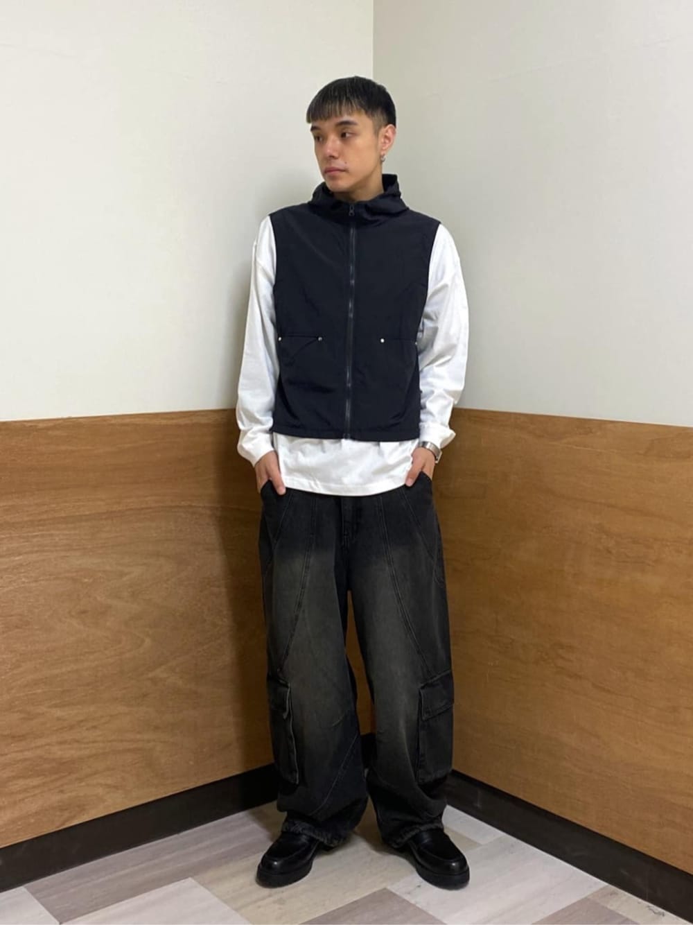 その他のTシャツ/カットソー、ブラック系のデニムパンツ、ブラック系のベストを着用したメンズの春コーディネートの1枚目の写真