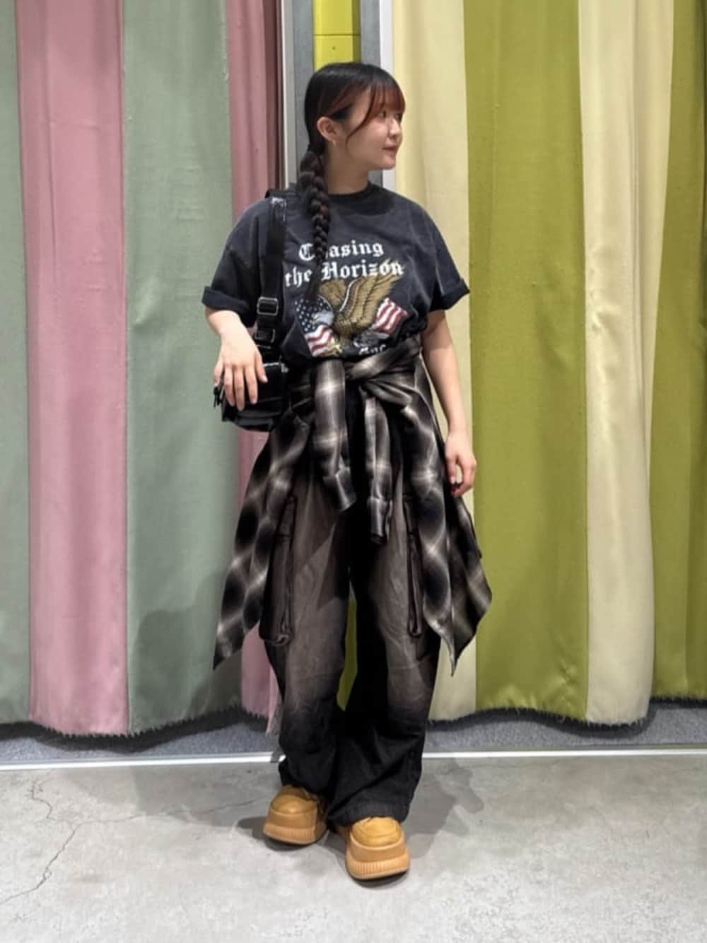 イエロー系のスニーカー、ブラック系のショルダーバッグ、その他のシャツ/ブラウスを着用したレディースの春コーディネートの1枚目の写真