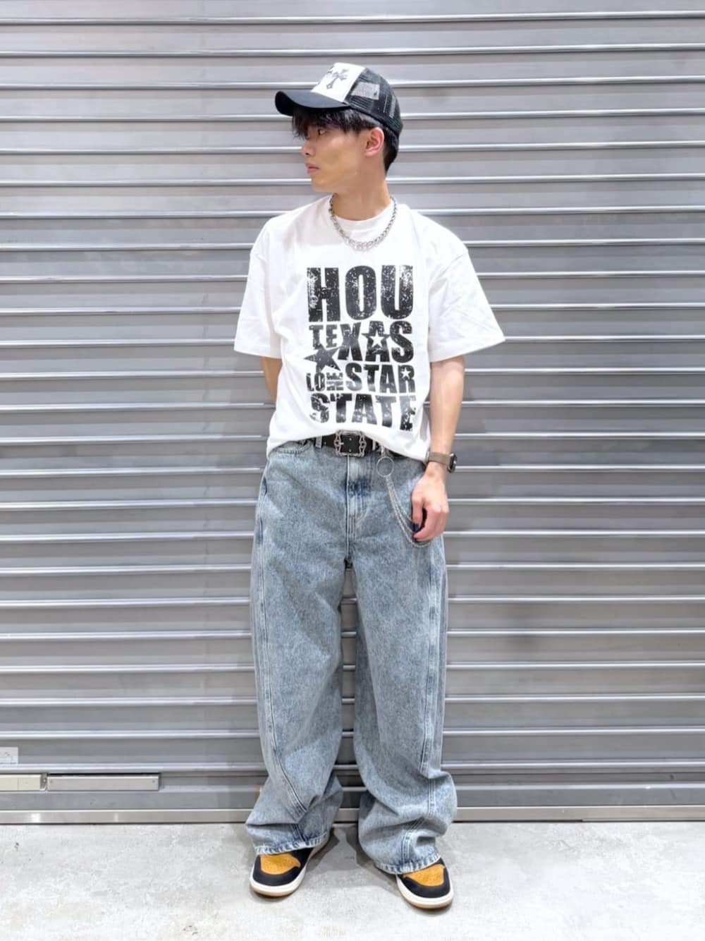 その他のTシャツ/カットソー、ブルー系のデニムパンツ、ブラック系のキャップを着用したメンズの夏コーディネートの1枚目の写真