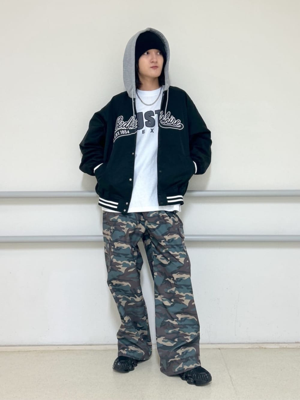 ブラック系のスタジャン、ホワイト系のTシャツ/カットソー、その他のカーゴパンツを着用したメンズの秋コーディネートの1枚目の写真