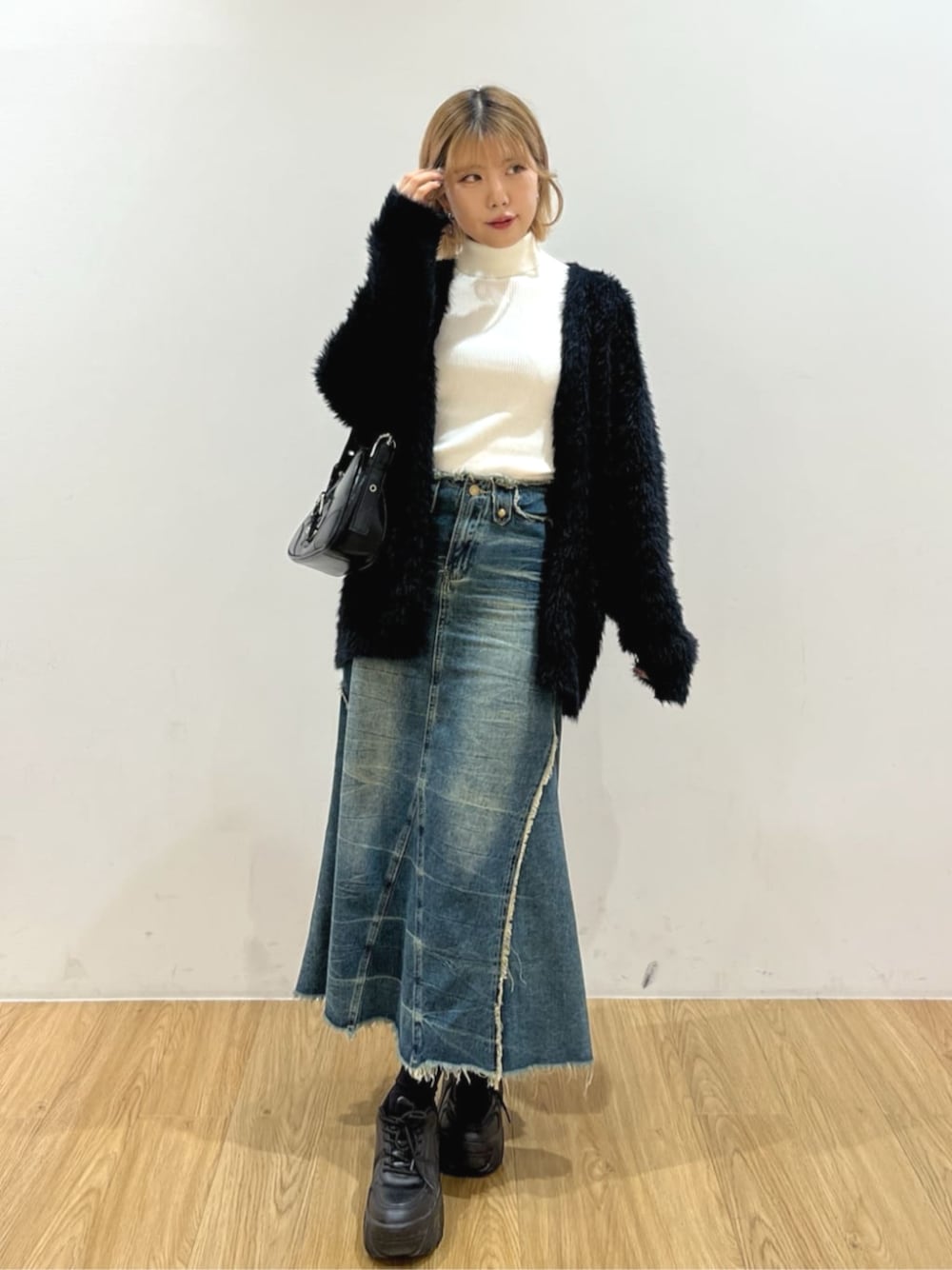 「タートルネック、マーメイドスカート、プチプラ、ショルダーバッグ、冬コーデ、スニーカー、お出かけコーデ、韓国ファッション、モノトーン、デニム、休日スタイル、オトナカジュアル、大人可愛い、カーディガンコーデ、デニムスカート」｜「WEGOのWEGO/【23年秋冬新作】リブタートルネックニット（ニット/セーター、ホワイト系）」を使った、WEGOさん（レディース・163cm）の秋コーディネートの1枚目の写真