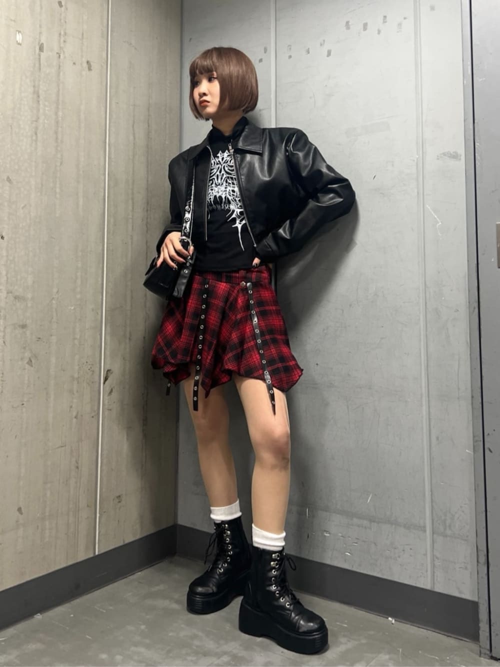 「春めき満開コーデ、ミニスカート、お出かけコーデ、休日スタイル、おでかけコーデ、おしゃれさんと繋がりたい、今日のコーデ、高身長女子、パンク、パンクコーデ、赤チェック、赤チェックスカート、ライダース、ライダースジャケット、ブラック」｜「Figmentsのスカルハイネックトップ（Tシャツ/カットソー、ブラック系）」を使った、WEGOさん（レディース・162cm）の春コーディネートの1枚目の写真