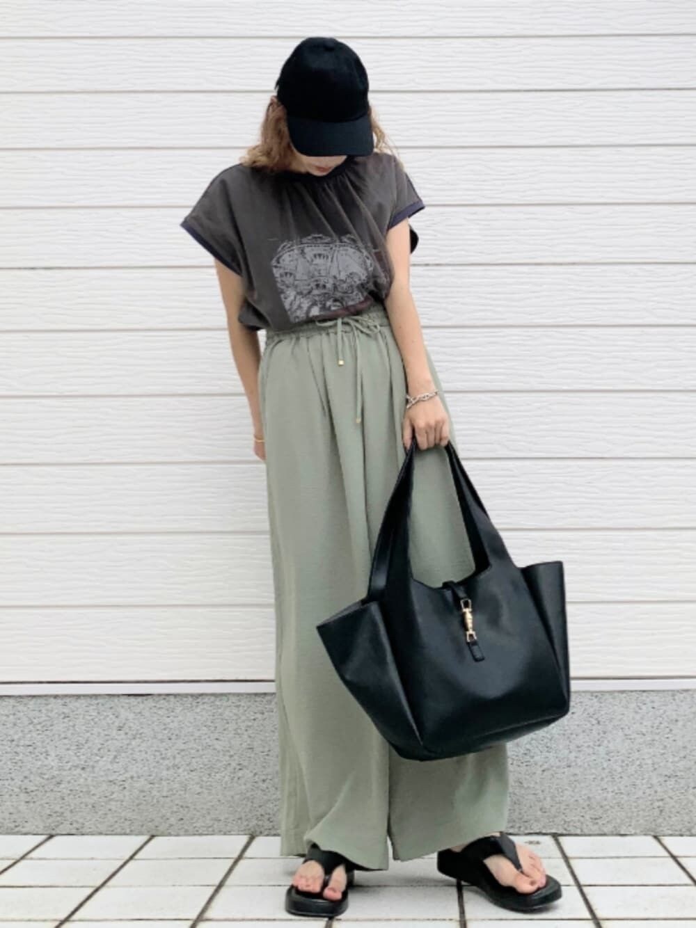 ホワイト系のTシャツ/カットソー、グリーン系のその他パンツ、ブラック系のトートバッグを着用したレディースの夏コーディネートの1枚目の写真