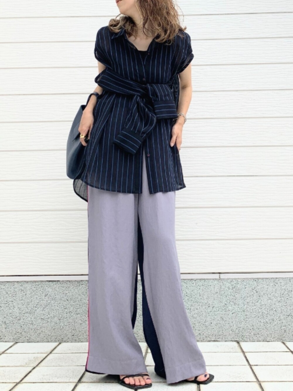 「ストライプ、シャツ、オーバーサイズ、ルーズシルエット、袖スリット、ワイドパンツ、バイカラー、着回しコーデ、ミニバッグ」｜「Qのスクエアミニバッグ（ハンドバッグ、ブルー系）」を使った、Q♥Officialさん（レディース・155cm）の夏コーディネートの1枚目の写真