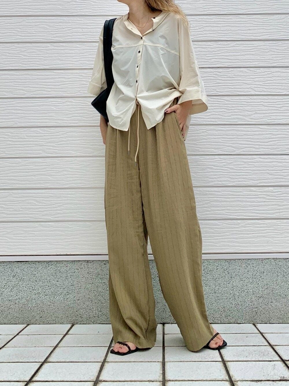 ホワイト系のシャツ/ブラウス、ブラウン系のその他パンツ、ブラック系のトートバッグを着用したレディースの夏コーディネートの1枚目の写真