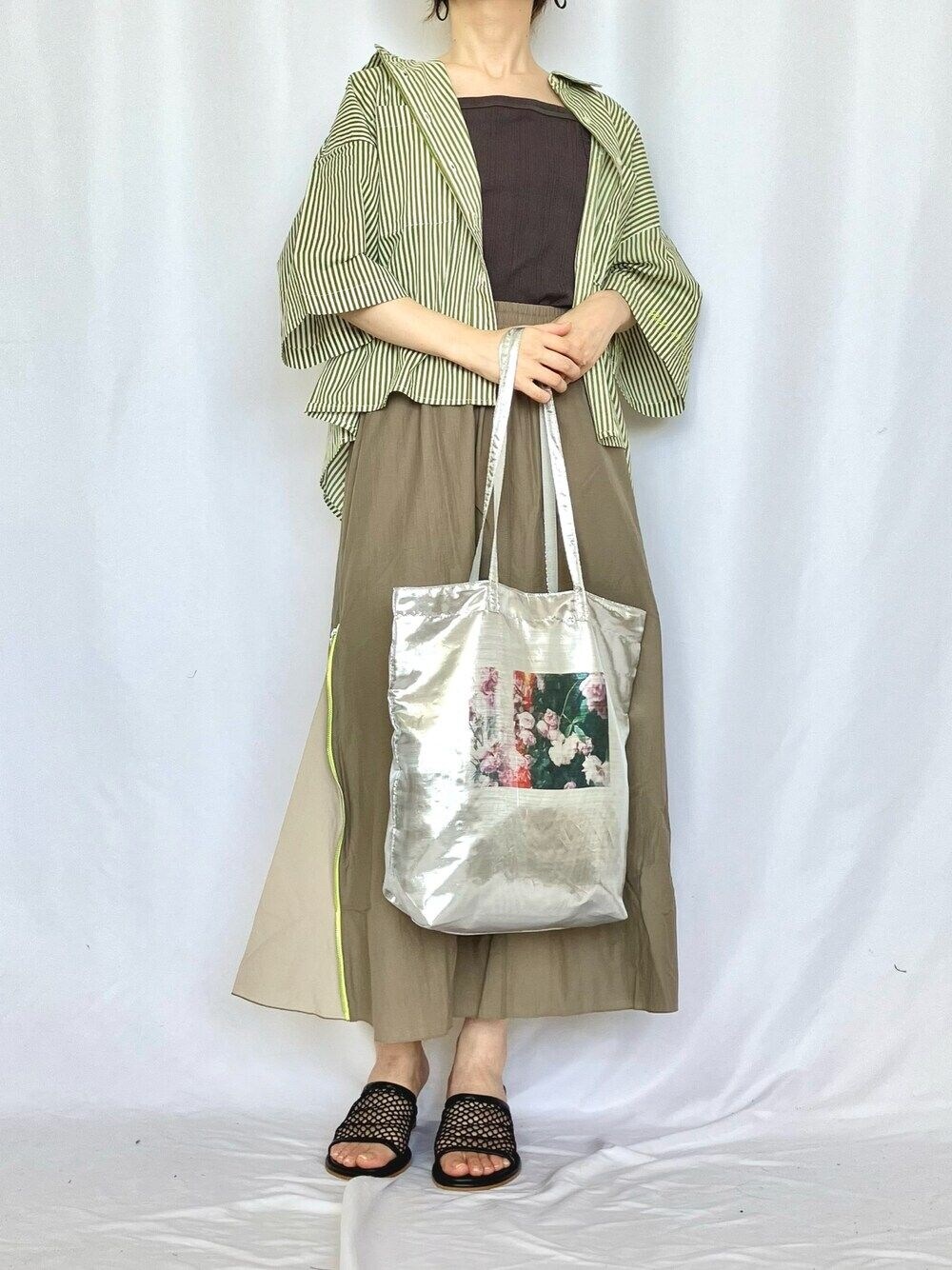 グリーン系のスカート、グリーン系のシャツ/ブラウス、グレー系のキャミソールを着用したレディースの夏コーディネートの1枚目の写真