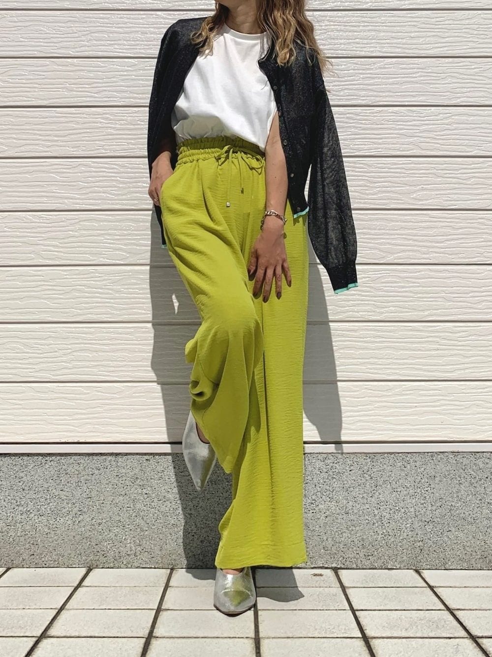 ホワイト系のTシャツ/カットソー、イエロー系のその他パンツ、ブラック系のカーディガン/ボレロを着用したレディースの夏コーディネートの1枚目の写真