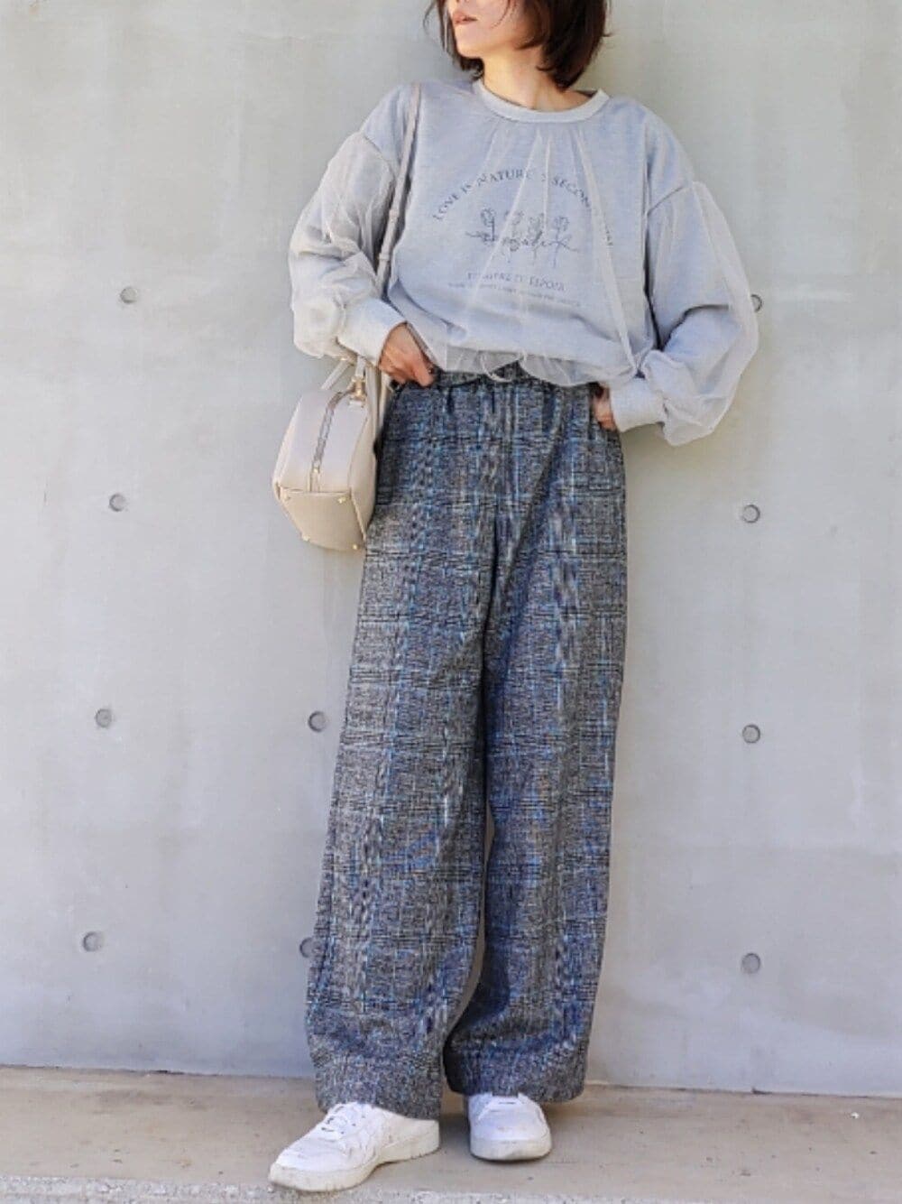 「チュール、レイヤード、プリントスウェット、チェックパンツ、ワイドパンツ、スニーカーコーデ、ボストンバッグ、秋冬コーデ、グレーコーデ」｜「Qのチュールドッキングスウェット（スウェット、グレー系）」を使った、Q♥Officialさん（レディース・160cm）の秋コーディネートの1枚目の写真
