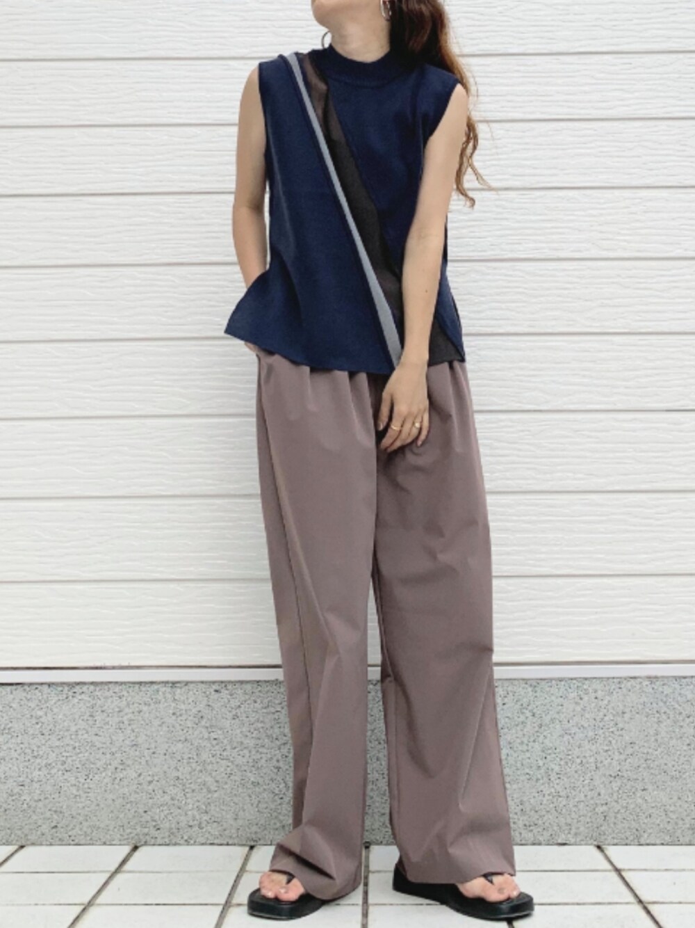 「シアー、ノースリーブニット、サマーニット、ライン柄、ワイドパンツ、タックパンツ、接触冷感、トングサンダル、夏コーデ」｜「QのCOOLタッチワイドパンツ（その他パンツ、ブラウン系）」を使った、Q♥Officialさん（レディース・155cm）の夏コーディネートの1枚目の写真