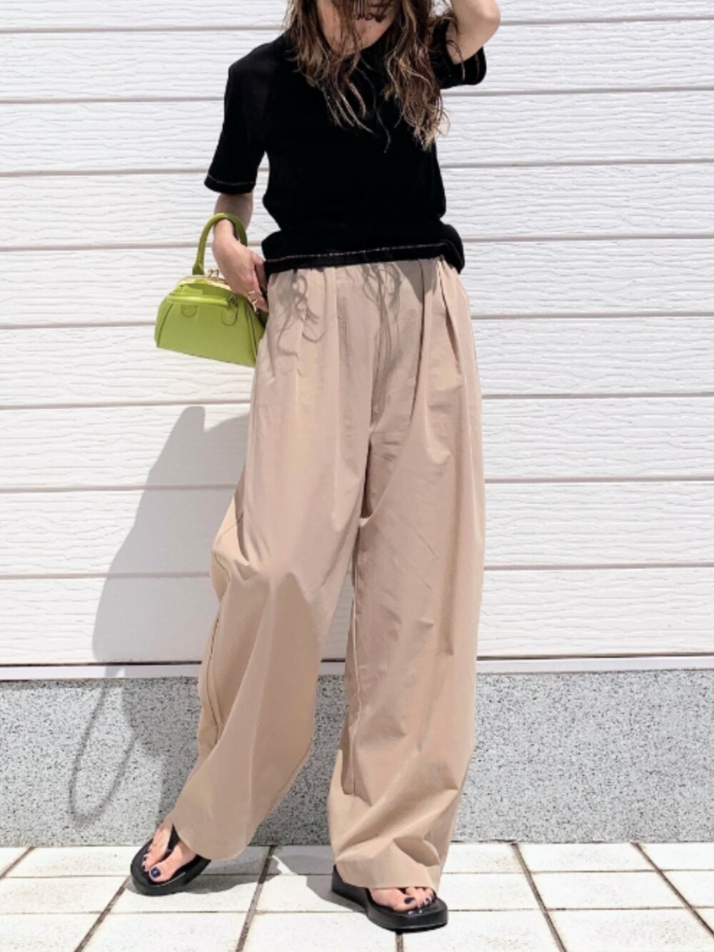 「ワイドパンツ、タックイン、トングサンダル、ベーシックTシャツ、シンプル、差し色、がま口バッグ、ミニバッグ、春夏コーデ、カラーバッグ」｜「Qのがま口ショルダーバッグ（ショルダーバッグ、グリーン系）」を使った、Q♥Officialさん（レディース・155cm）の春コーディネートの1枚目の写真