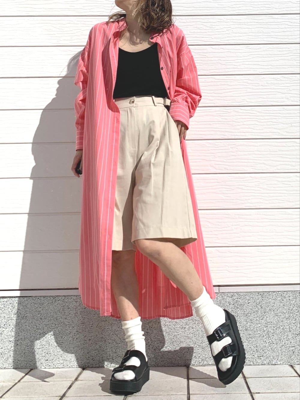 「春コーデ、シャツワンピ、ピンク、ビビットカラー、ハーフパンツ、タックパンツ、サンダルに靴下、バンドカラーシャツ、ピンストライプ、おでかけコーデ」｜「GUのアイテム（サンダル、ブラック系）」を使った、Q♥Officialさん（レディース・155cm）の春コーディネートの1枚目の写真