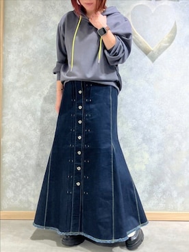 「アイテム（デニムスカート）」を使った、Q♥Officialさん（レディース・151cm）の秋コーディネート