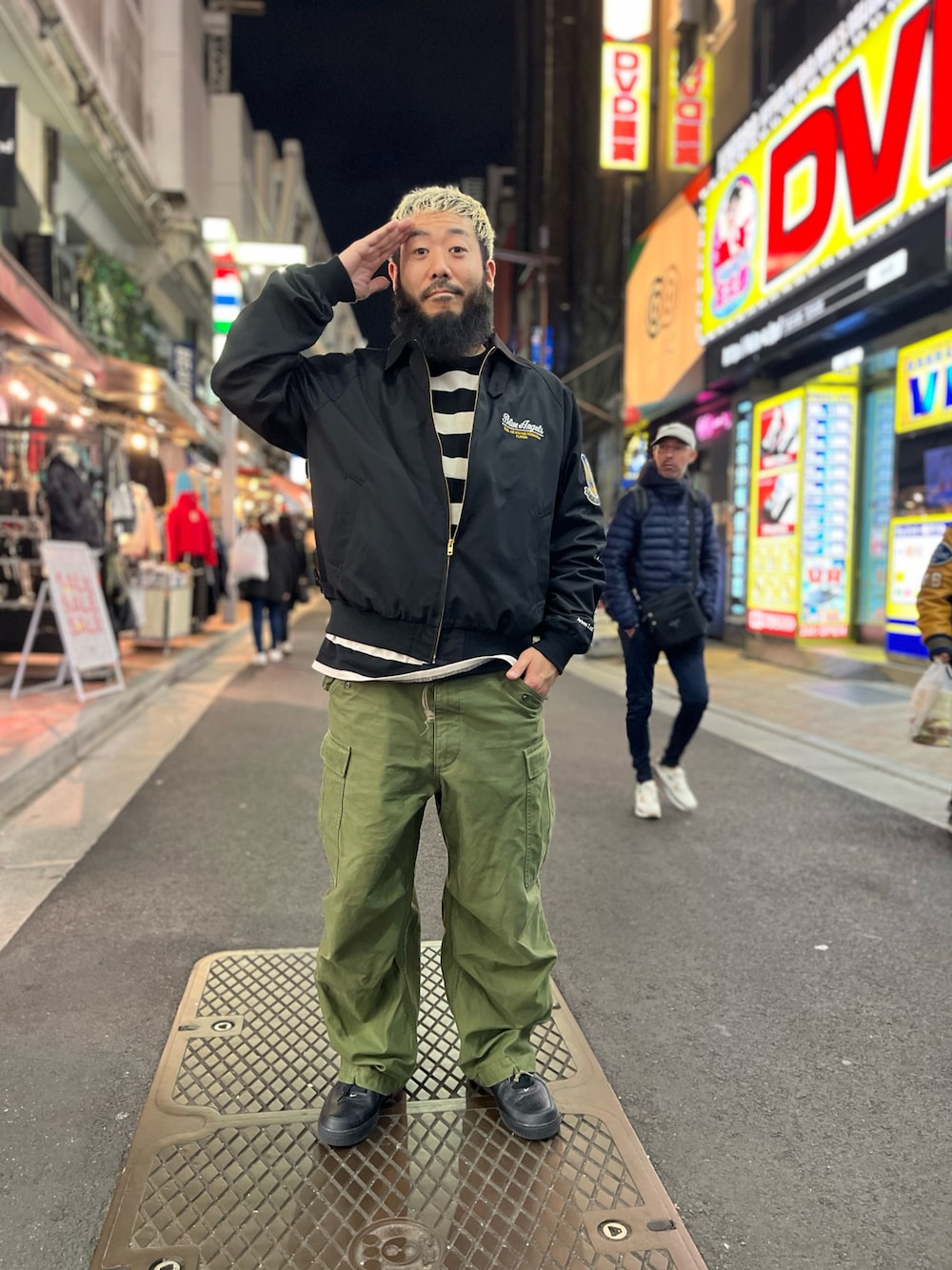 「AVIREX、SCHOTT、ootd、アメ横、上野、大人コーデ、ボーダー、スウィングトップ、カーゴパンツ、スニーカー、お洒落さんとつながりたい、ロンT」｜「AVIREXのM-65 FIELD TROUSER VINTAGE / M-65 フィールド トラウザー ヴィンテージ / AVIREX / アヴィレックス（カーゴパンツ、グリーン系）」を使った、Yoshi Yamaさん（メンズ・174cm）の冬コーディネートの1枚目の写真