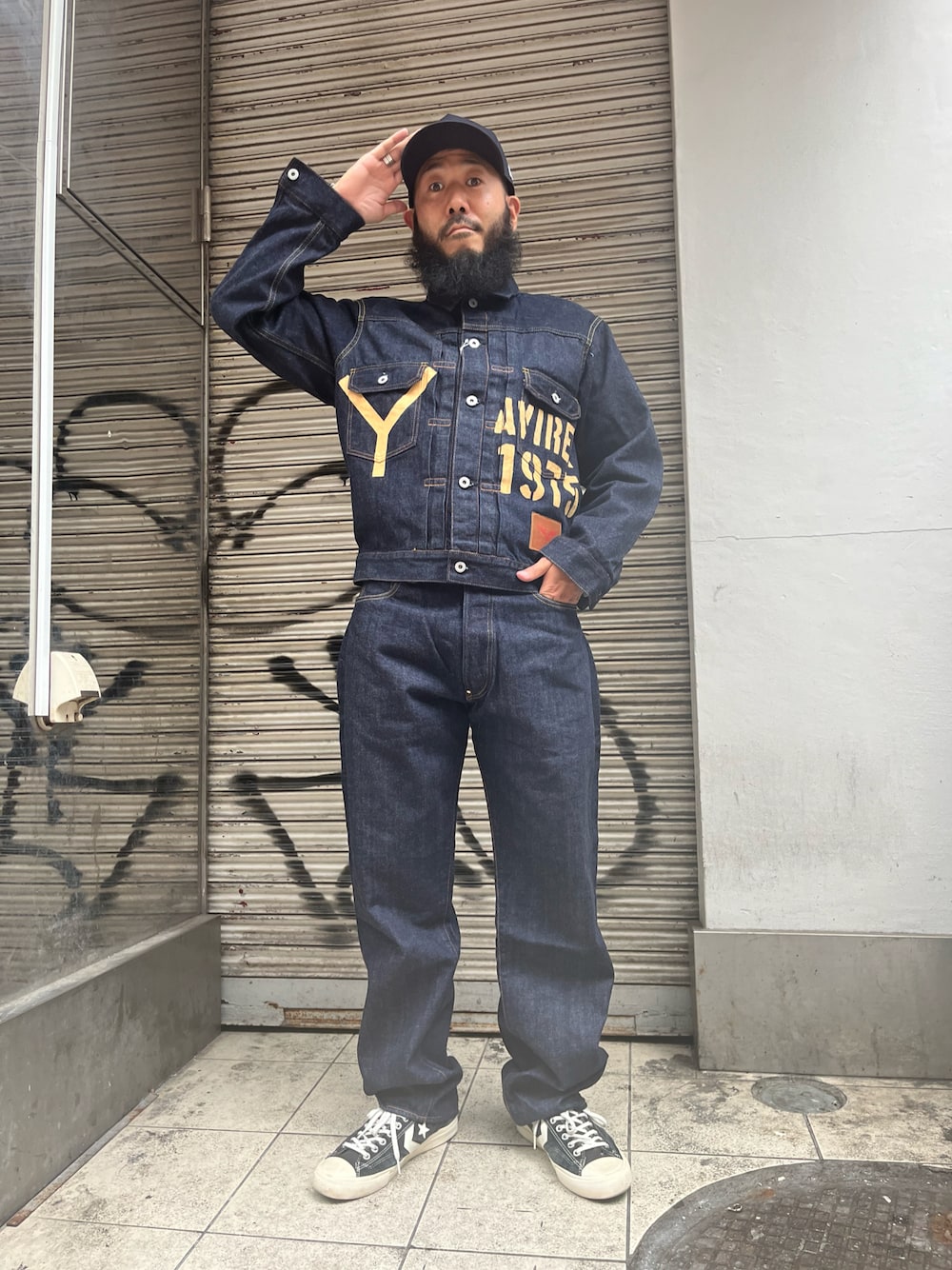 「デニム、デニムセットアップ、秋コーデ、メンズファッション、おしゃれさんと繋がりたい」｜「AVIREXの《AVIREX × YAMANE INDUSTRIES》Lot.2507 No.2 DENIM JACKET / デニムジャケット / アヴィレックス / ヤマネインダストリーズ（デニムジャケット、ブルー系）」を使った、Yoshi Yamaさん（メンズ・174cm）の秋コーディネートの1枚目の写真