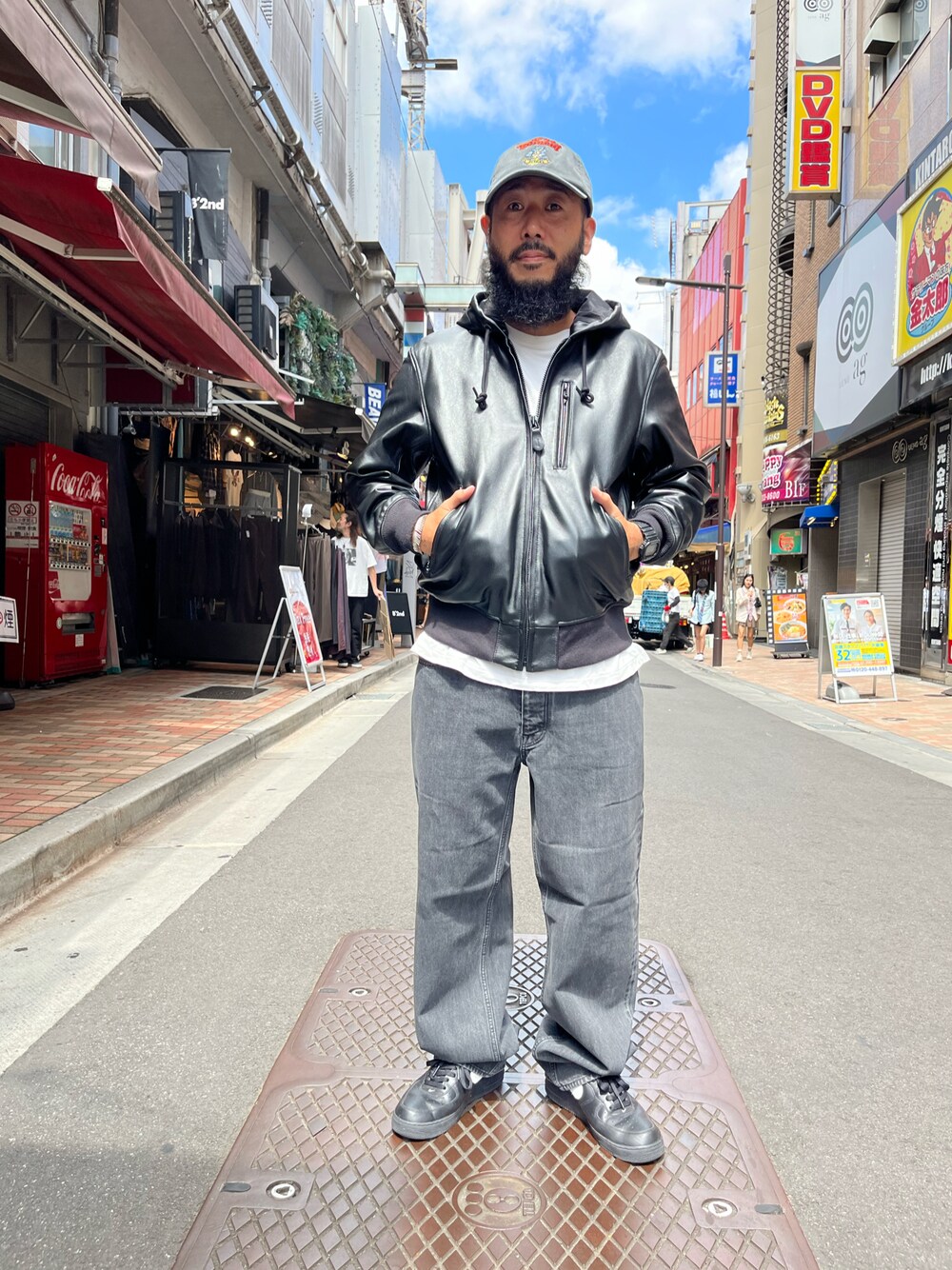 「AVIREX、SCHOTT、休日スタイル」｜「schottのSchott/ショット/LOT.125 BLACK DENIM/ブラック デニム パンツ（デニムパンツ、ブラック系）」を使った、Yoshi Yamaさん（メンズ・174cm）の秋コーディネートの1枚目の写真