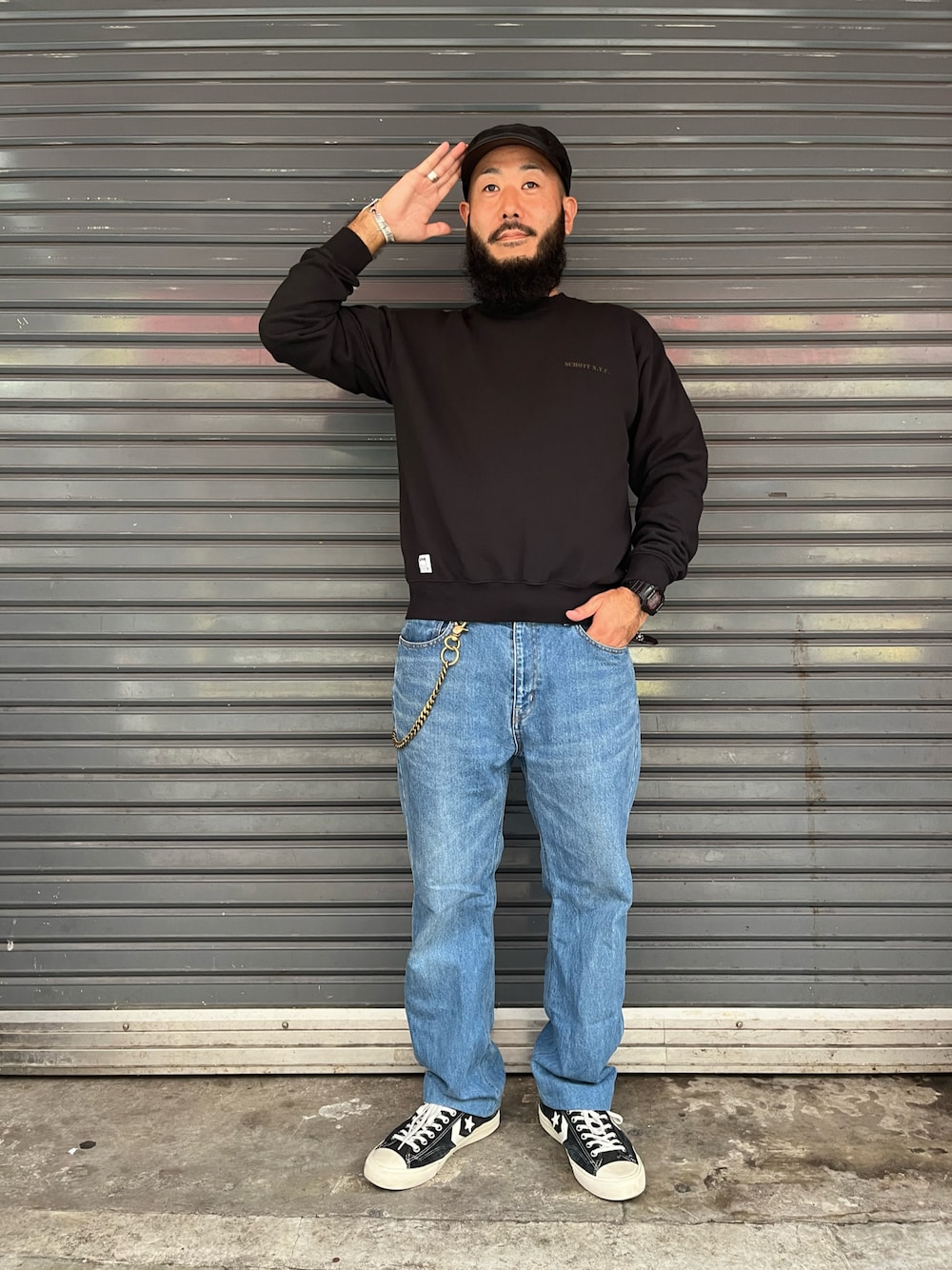 「シンプルスタイル、スウェット、カジュアルコーデ、SCHOTT」｜「schottのSchott/ショット/EC CREW SWEAT/イーシー クルースウェット（スウェット、ブラック系）」を使った、Yoshi Yamaさん（メンズ・174cm）の秋コーディネートの1枚目の写真
