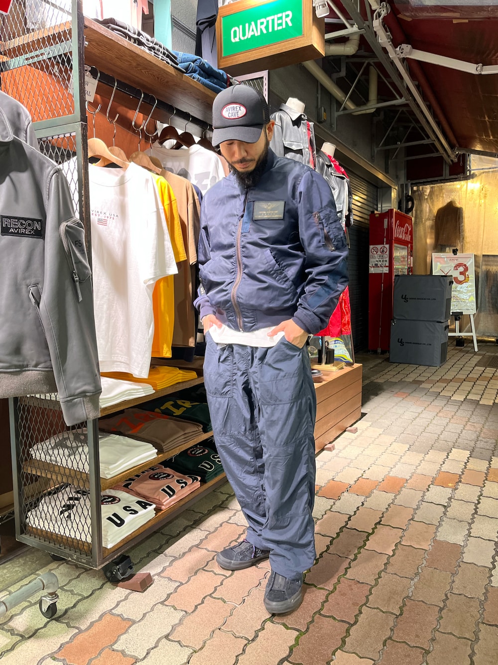 「春服、はるコーデ、お洒落さんとつながりたい、大学生、大人コーデ、ネイビー、ブルゾン、ファッションの力を信じよう、AVIREX、SCHOTT、QUARTER上野、アメ横、ミリタリー、MA-1、キャップ」｜「AVIREXのナイロン タフタ イージー ベイカー パンツ / NYLON TAFFETA EASY BEKER PANTS / アヴィレックス / AVIREX（その他パンツ、ブルー系）」を使った、Yoshi Yamaさん（メンズ・174cm）の春コーディネートの1枚目の写真