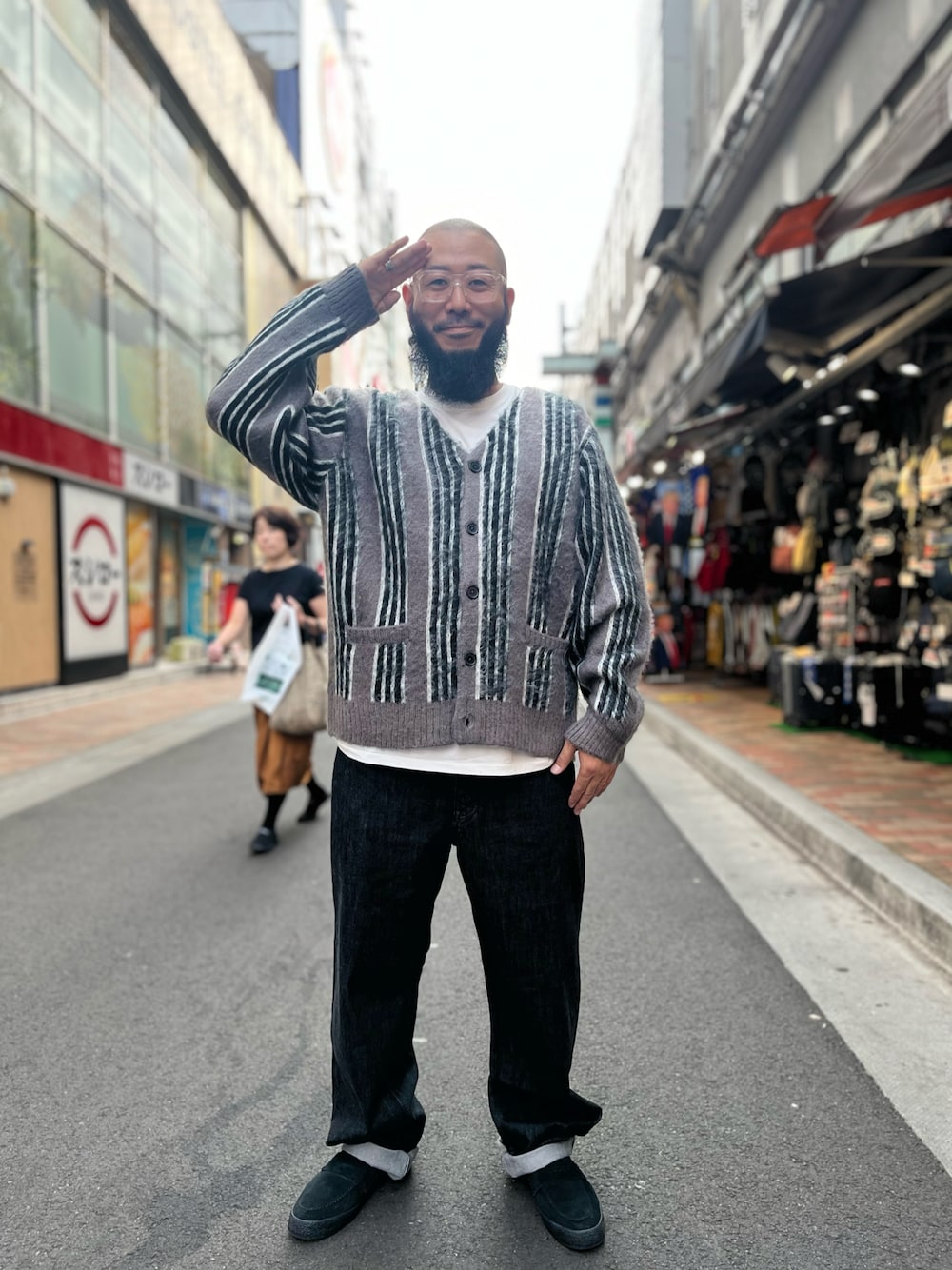 「デニム、AVIREX、SCHOTT、ニット、カーディガン」｜「schottのSchott/ショット/LOT.125 BLACK DENIM/ブラック デニム パンツ（デニムパンツ、ブラック系）」を使った、Yoshi Yamaさん（メンズ・174cm）の秋コーディネートの1枚目の写真