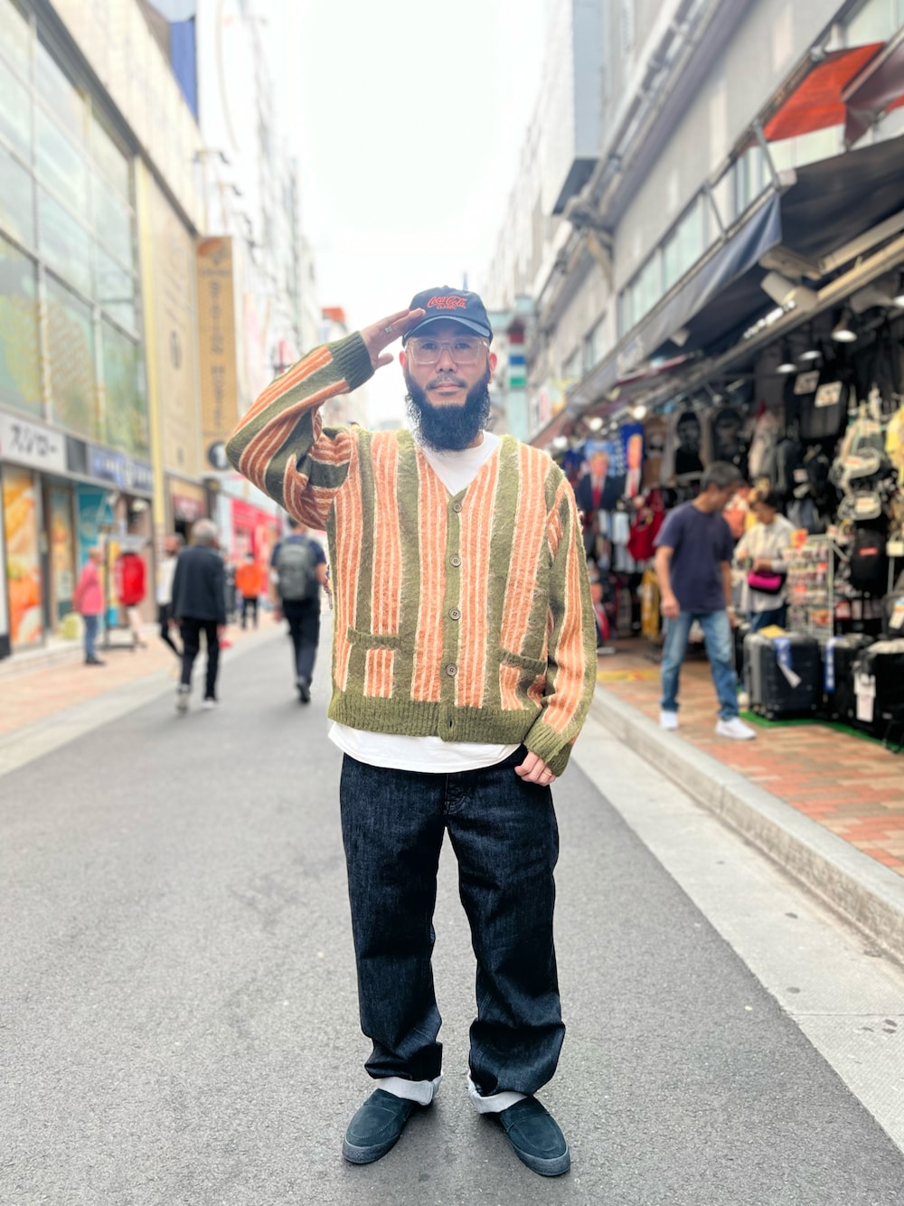 「AVIREX、SCHOTT、ニット、カーディガン」｜「schottのSchott/ショット/LOT.125 BLACK DENIM/ブラック デニム パンツ（デニムパンツ、ブラック系）」を使った、Yoshi Yamaさん（メンズ・174cm）の秋コーディネートの1枚目の写真