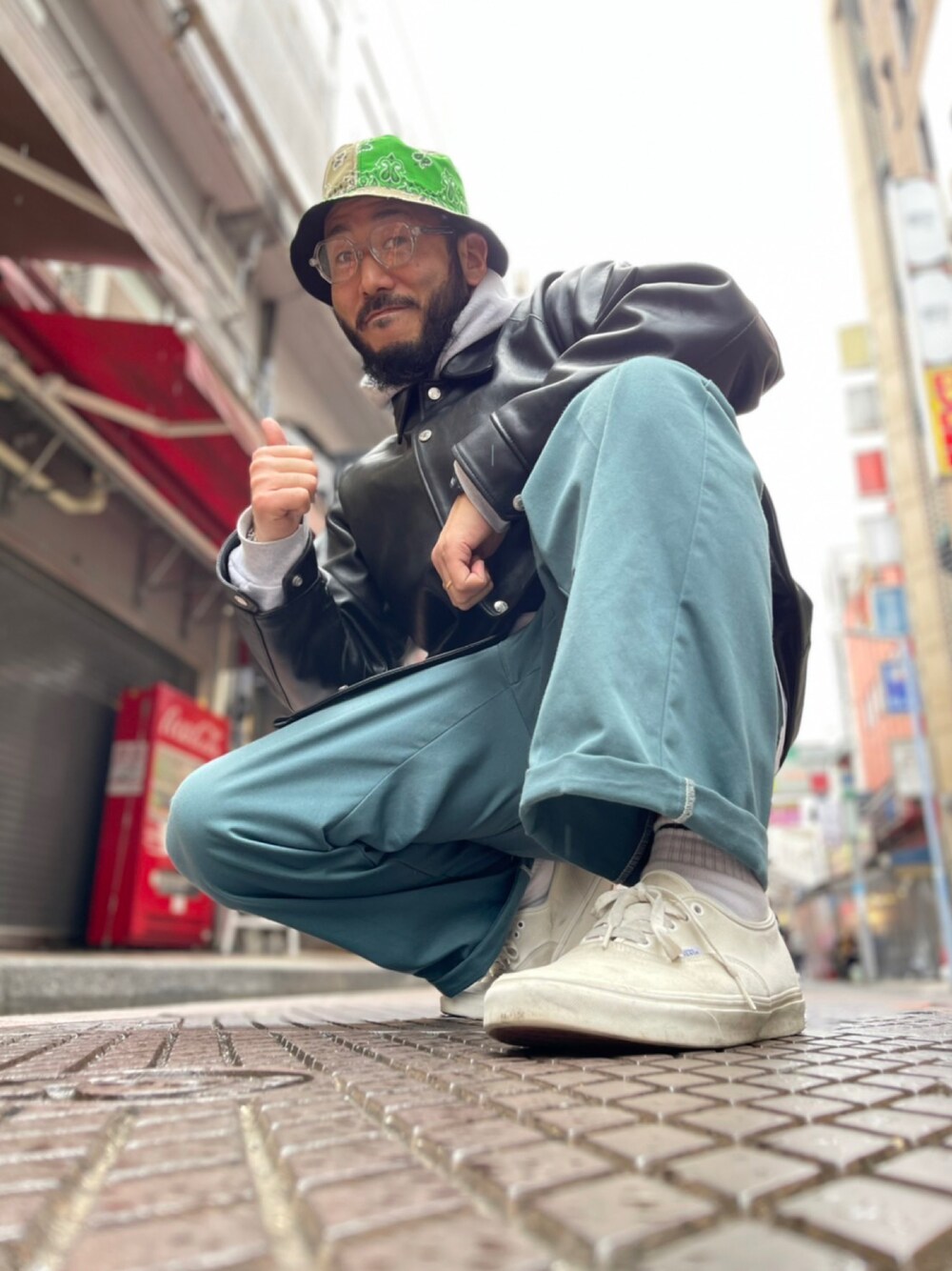「休日スタイル、AVIREX、QUARTER上野、SCHOTT、おしゃれさんと繋がりたい、スニーカー、ワイドパンツ、白スニーカー、サングラス、パーカー」｜「AVIREXのアイテム（ハット、ブラック系）」を使った、Yoshi Yamaさん（メンズ・174cm）の冬コーディネートの1枚目の写真