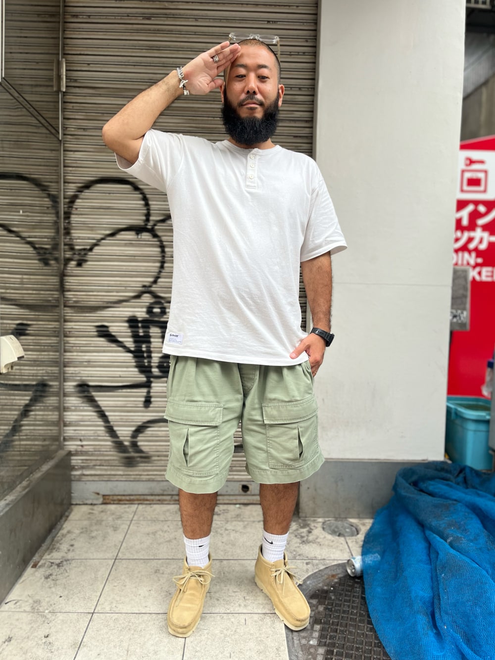 「AVIREX、上野、SCHOTT、QUARTER上野」｜「schottのSchott/ショット/ PIGMENT O/D SS HENLEY NECK T-SHIRT/ピグメント オーバーダイ ヘンリーネック Tシャツ（Tシャツ/カットソー、ホワイト系）」を使った、Yoshi Yamaさん（メンズ・174cm）の夏コーディネートの1枚目の写真