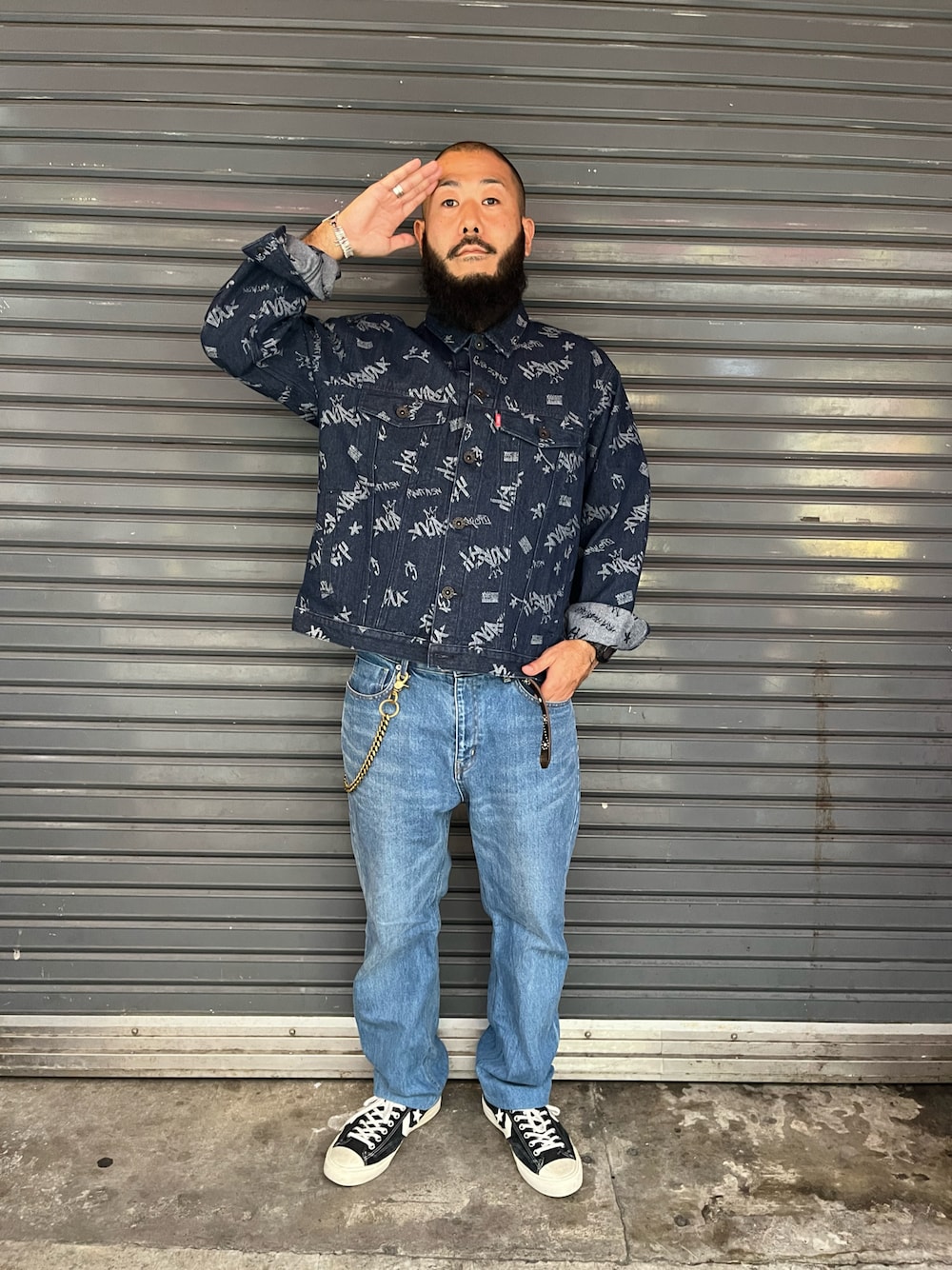 「AVIREX、デニムジャケット、総柄」｜「AVIREXのTAGGING JACQUARD DENIM JACKET / タギング ジャガード デニムジャケット / AVIREX / アヴィレックス（デニムジャケット、ブルー系）」を使った、Yoshi Yamaさん（メンズ・174cm）の秋コーディネートの1枚目の写真