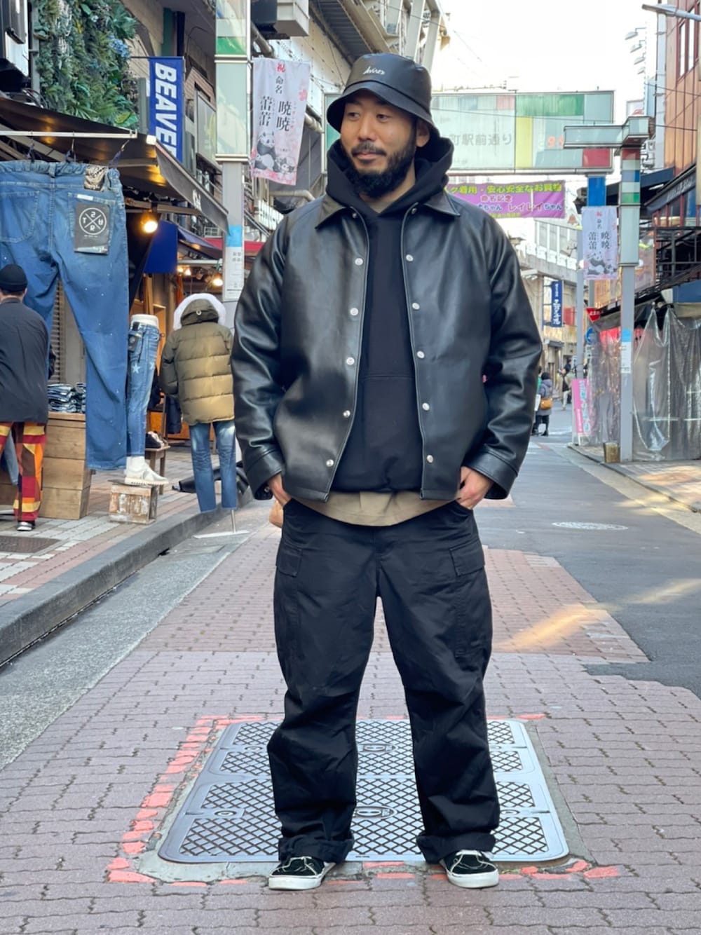 「AVIREX、SCHOTT、QUARTER上野、アメ横、レザージャケット、コーチジャケット、プルオーバーパーカー、スウェット、バケットハット、お洒落さんとつながりたい、ファッションの力を信じよう、大人コーデ、カーゴパンツ」｜「AVIREXのワイド ファティーグパンツ/WIDE FATIGUE PANTS（カーゴパンツ、ブラック系）」を使った、Yoshi Yamaさん（メンズ・174cm）の冬コーディネートの1枚目の写真