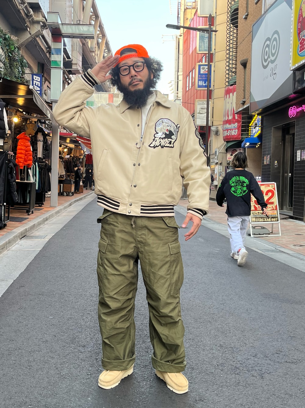 「AVIREX、SCHOTT、休日スタイル、大人カジュアル、レザー、レザースタジャン、スタジャン、90’s、ミリタリーパンツ、ミリタリー、上野、アメ横」｜「AVIREXのM-65 FIELD TROUSER VINTAGE / M-65 フィールド トラウザー ヴィンテージ / AVIREX / アヴィレックス（カーゴパンツ、グリーン系）」を使った、Yoshi Yamaさん（メンズ・174cm）の冬コーディネートの1枚目の写真