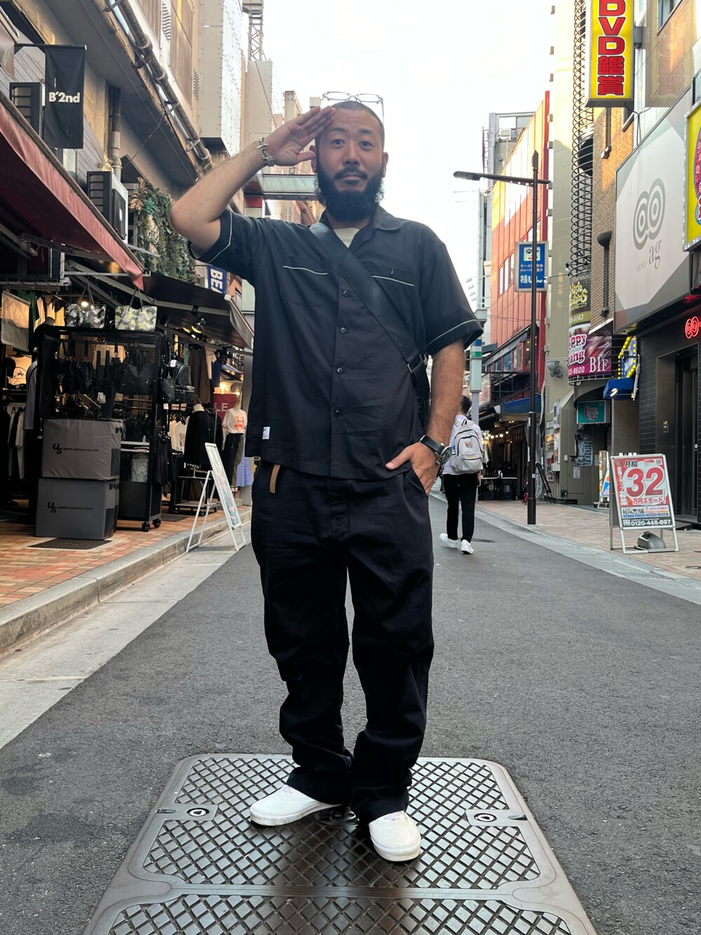 「AVIREX、SCHOTT、夏、メンズファッション、おしゃれさんと繋がりたい、半袖シャツ」｜「AVIREXのBASIC OFFICER PANTS / ベーシック オフィサー パンツ / AVIREX / アヴィレックス（チノパンツ、ブラック系）」を使った、Yoshi Yamaさん（メンズ・174cm）の夏コーディネートの1枚目の写真