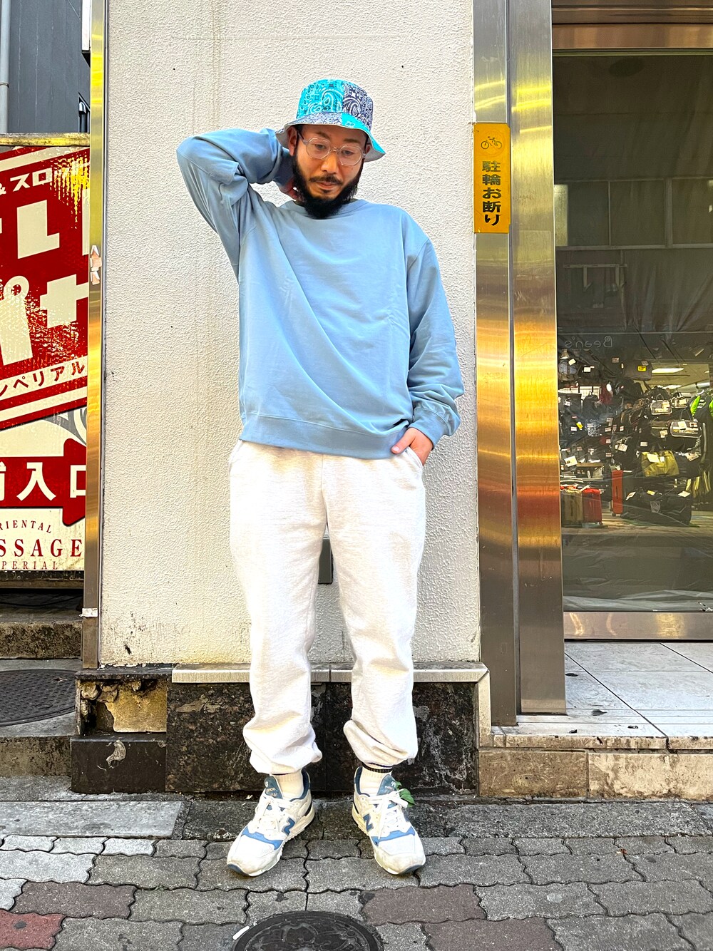 「QUARTER上野、AVIREX、SCHOTT、アメ横、スポーティ、ブルー、blue、お洒落さんとつながりたい、スウェットパンツ、スウェット、バケットハット」｜「AVIREXのアイテム（ハット、ホワイト系）」を使った、Yoshi Yamaさん（メンズ・174cm）の冬コーディネートの1枚目の写真