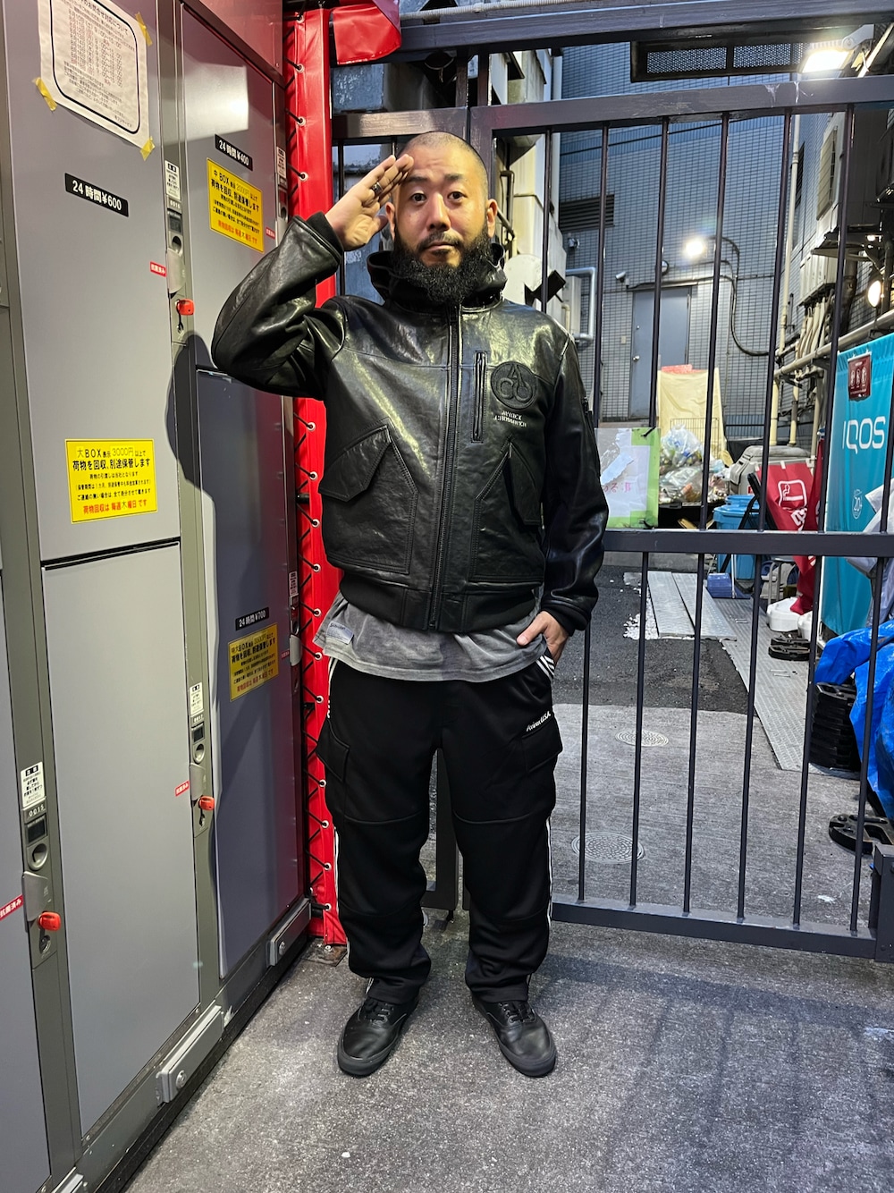 「メンズファッション、AVIREX、お洒落さんとつながりたい」｜「AVIREXの《CROSSOVER》TRACK CARGO PANTS / トラック カーゴパンツ / AVIREX / アヴィレックス（カーゴパンツ、ブラック系）」を使った、Yoshi Yamaさん（メンズ・174cm）の夏コーディネートの1枚目の写真