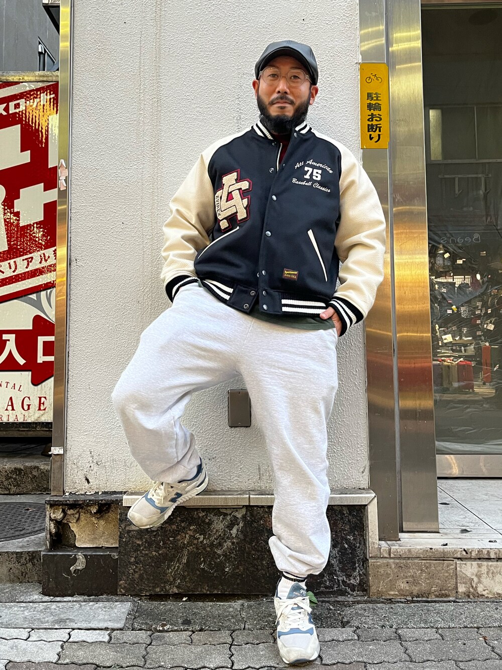 「AVIREX、SCHOTT、QUARTER上野、アメ横、アメカジ、スタジャン、ハンチング、スウェットパンツ、お洒落さんとつながりたい、アメカジコーデ、ラフ」｜「AVIREXのアイテム（ハンチング/ベレー帽、ブラック系）」を使った、Yoshi Yamaさん（メンズ・174cm）の冬コーディネートの1枚目の写真