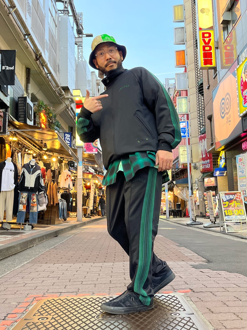 「AVIREX、SCHOTT、アメカジ、アメ横、上野、QUARTER上野、セットアップ、ジャージ、休日スタイル、おしゃれさんと繋がりたい、はるコーデ、ファッションの力を信じよう、メガネ男子」｜「AVIREXのトラック パンツ / TRACK PANTS / アヴィレックス / AVIREX（その他パンツ、ブラック系）」を使った、Yoshi Yamaさん（メンズ・174cm）の春コーディネートの1枚目の写真