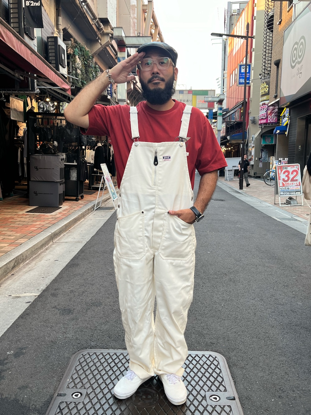 「ハンバーガー、肉、AVIREX、SCHOTT、カジュアルコーデ」｜「AVIREXの《CROSSOVER》PATCH T-SHIRT / クロスオーバー パッチ Tシャツ / AVIREX / アヴィレックス（Tシャツ/カットソー、レッド系）」を使った、Yoshi Yamaさん（メンズ・174cm）の夏コーディネートの1枚目の写真