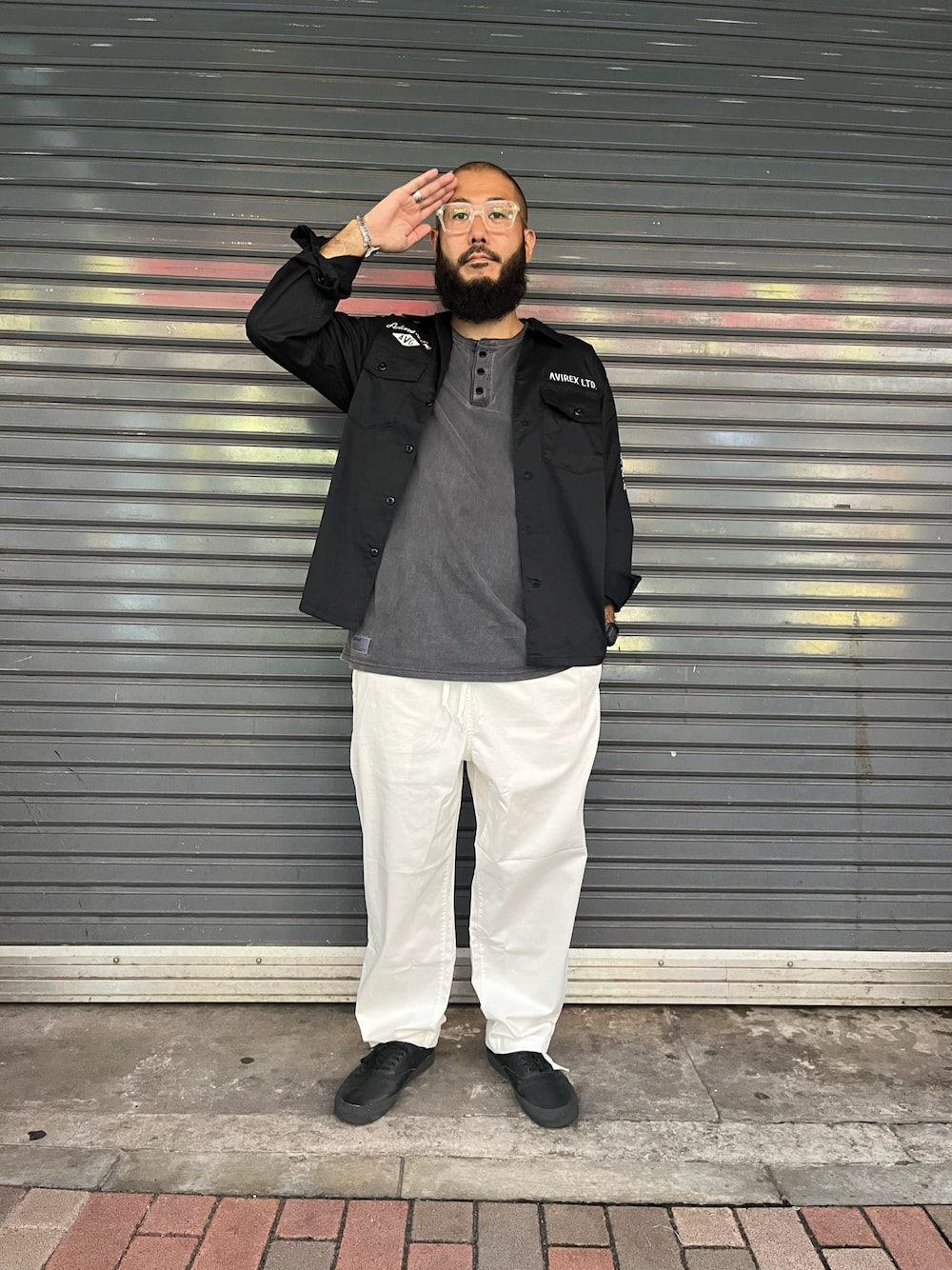 「シャツスタイル、AVIREX、メンズファッション、秋コーデ、お洒落さんとつながりたい」｜「AVIREXのUTILITY EASY PANTS / ユーティリティ イージー パンツ / AVIREX / アヴィレックス（その他パンツ、ホワイト系）」を使った、Yoshi Yamaさん（メンズ・174cm）の夏コーディネートの1枚目の写真