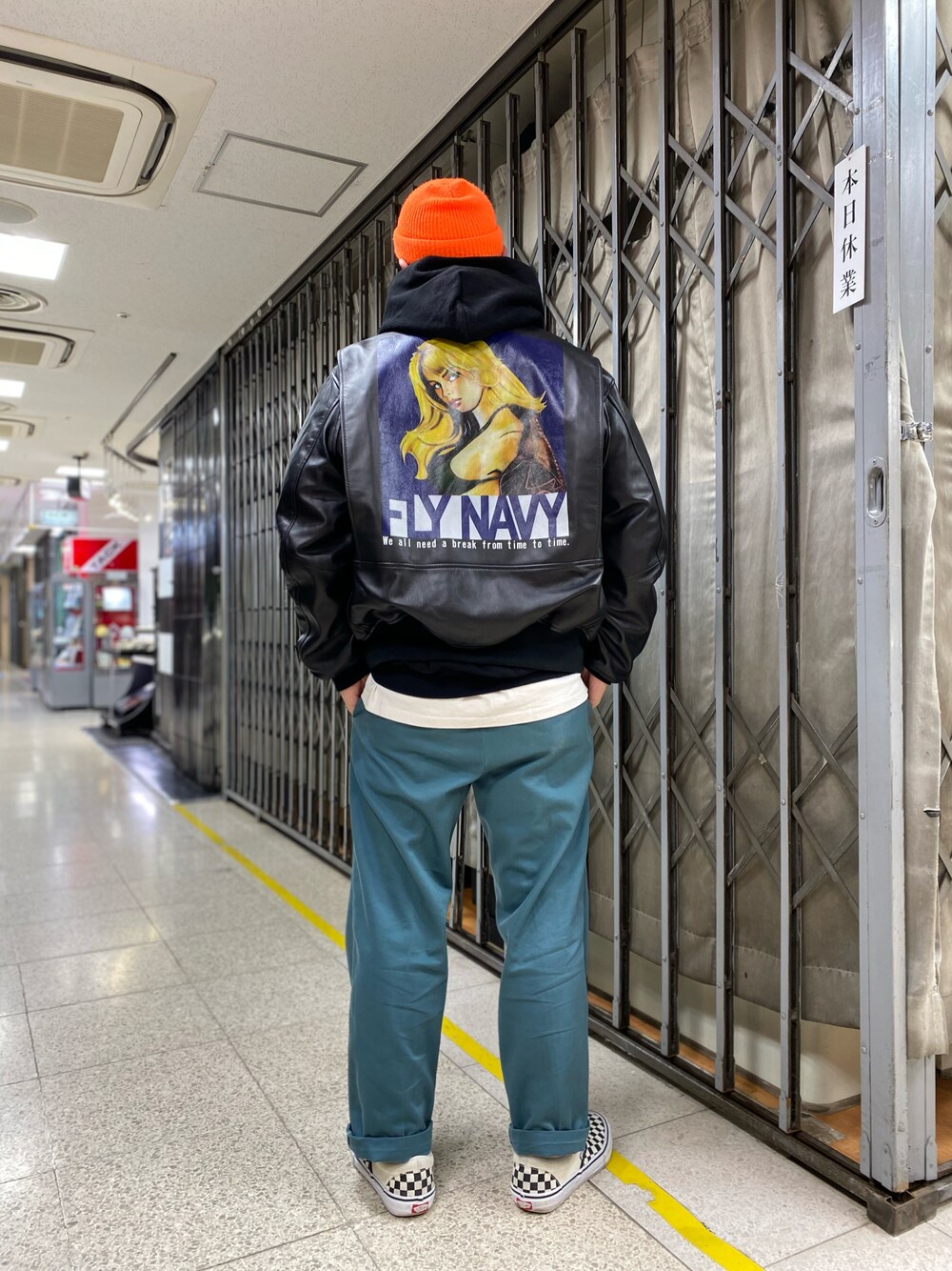 「AVIREX、QUARTER上野、アメ横、SCHOTT、御徒町駅前通り、レザージャケット、ニット帽、ワークパンツ、オレンジ、ブラック、エメラルドグリーン」｜「AVIREXのライト G-1 ジャケット / LIGHT G-1 JACKET / アヴィレックス / AVIREX（ミリタリージャケット、ブラック系）」を使った、Yoshi Yamaさん（メンズ・174cm）の冬コーディネートの1枚目の写真